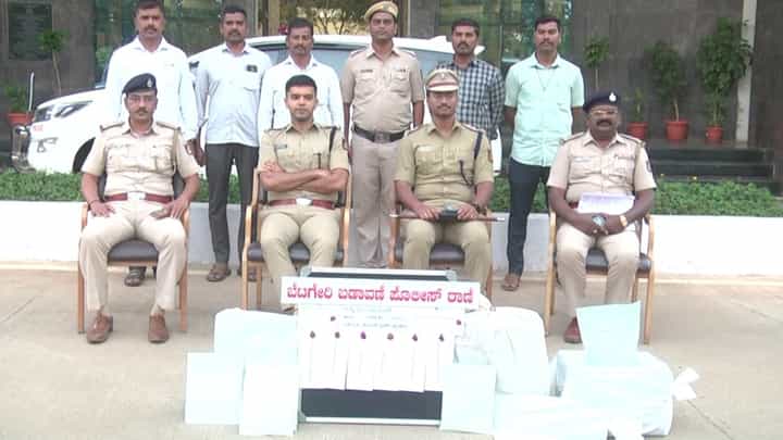 ಗದಗ: ಫೋಟೋ ಸ್ಟುಡಿಯೋದಲ್ಲೇ ನಡೆಯುತ್ತಿತ್ತು ನಕಲಿ ಸರ್ಟಿಫಿಕೇಟ್ ದಂಧೆ! ಗದಗ: ಫೋಟೋ ಸ್ಟುಡಿಯೋದಲ್ಲೇ ನಡೆಯುತ್ತಿತ್ತು ನಕಲಿ ಸರ್ಟಿಫಿಕೇಟ್ ದಂಧೆ!