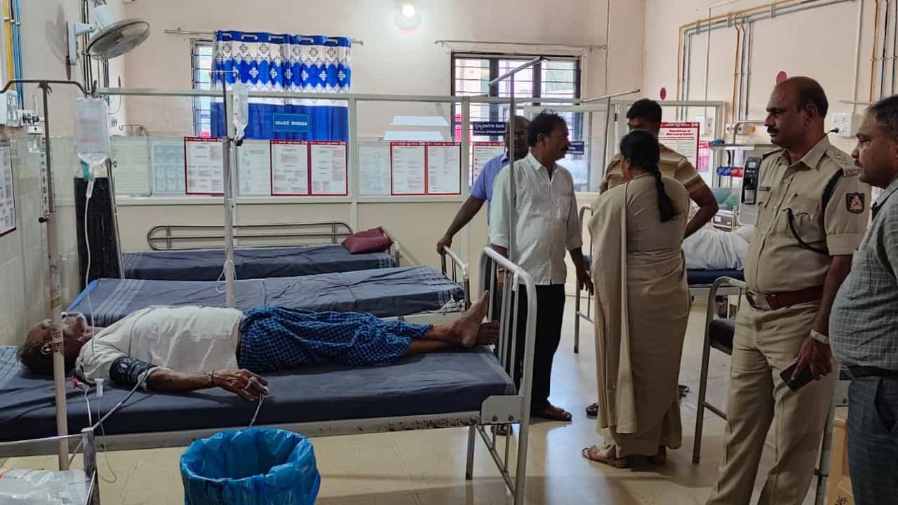 ಬೆಳೆಹಾನಿಗೆ ಬಾರದ ಪರಿಹಾರ: ನಾಡಕಚೇರಿಯಲ್ಲೇ ವಿಷ ಸೇವಿಸಿ ಆತ್ಮಹತ್ಯೆಗೆ ರೈತನ ಯತ್ನ ಬೆಳೆಹಾನಿಗೆ ಬಾರದ ಪರಿಹಾರ: ನಾಡಕಚೇರಿಯಲ್ಲೇ ವಿಷ ಸೇವಿಸಿ ಆತ್ಮಹತ್ಯೆಗೆ ರೈತನ ಯತ್ನ