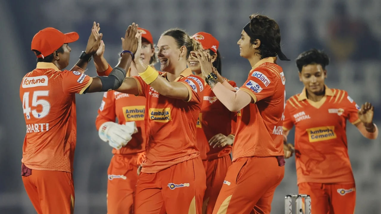 ಉಳಿದಂತೆ ಗುಜರಾತ್ ಜೈಂಟ್ಸ್ ಫ್ರಾಂಚೈಸಿ ಕೇವಲ ಇಬ್ಬರು ಆಟಗಾರ್ತಿಯರನ್ನು ಉಳಿಸಿಕೊಂಡಿದ್ದು, ಆಸ್ಟ್ರೇಲಿಯಾದ ಅನುಭವಿ ಆಟಗಾರ್ತಿಯಾರದ ಆಶ್ಲೀ ಗಾರ್ಡ್ನರ್ ಮತ್ತು ಬೆತ್ ಮೂನಿ ಅವರನ್ನು ತಂಡದಲ್ಲಿ ಉಳಿಸಿಕೊಂಡಿದೆ.