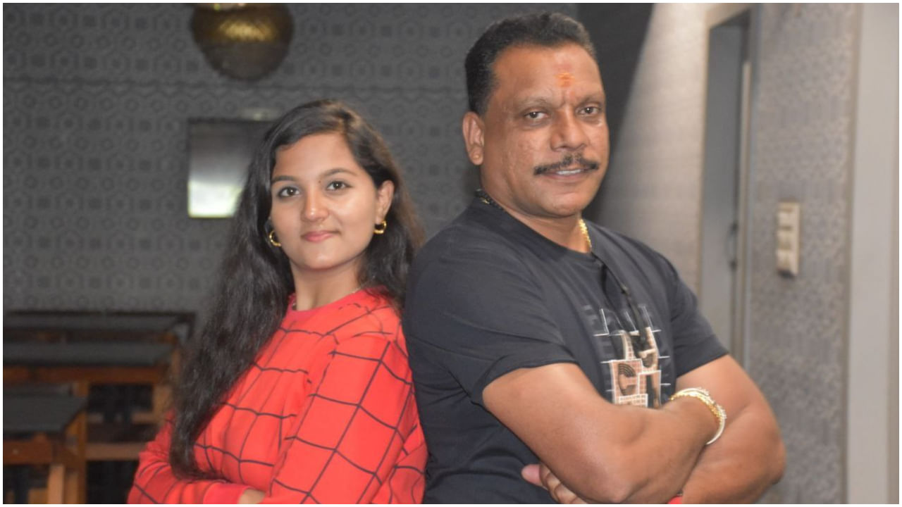 ಈ ಸಿನಿಮಾದಲ್ಲಿ ಅಣ್ಣ-ತಂಗಿ ಬಾಂಧವ್ಯದ ಕಥೆ ಇದೆ ಎಂದು ಚಿತ್ರತಂಡ ಹೇಳಿದೆ. ಸೆಸ್ಪೆನ್ಸ್, ಮರ್ಡರ್ ಮಿಸ್ಟರಿ ಅಂಶಗಳು ಕೂಡ ಇವೆ. ರತೀಶ್ ಕೂರ್ಗ್ ಅವರು ಈ ಚಿತ್ರಕ್ಕೆ ಹೀರೋ. ತಂಗಿಯಾಗಿ ಭವಾನಿ ಅಭಿನಯಿಸಿದ್ದಾರೆ.