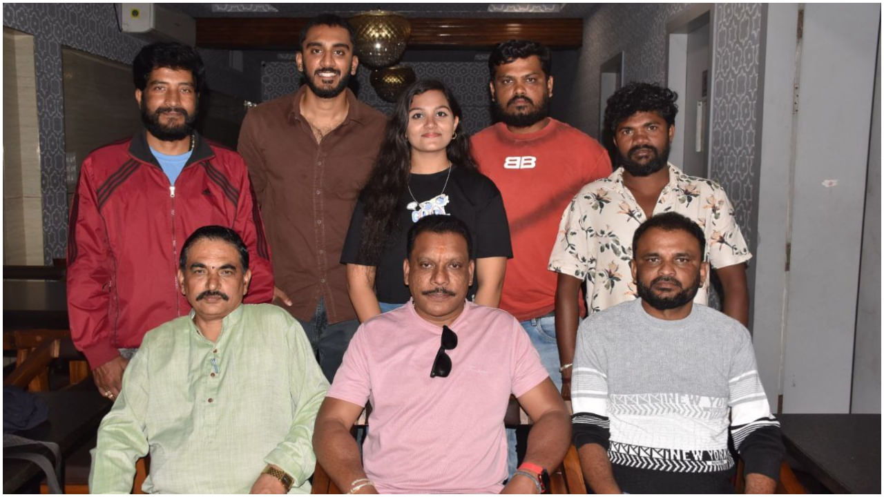 ‘ಶ್ರೀ ಸಿನಿಮಾಸ್ ಬ್ಯಾನರ್’ ಮೂಲಕ ಈ ಚಿತ್ರ ಸಿದ್ಧವಾಗಿದೆ. ಸಂಕರ ನಾರಾಯಣ ನಂಬುದಿರಿ ಹಾಗೂ ವಿ.ಎ. ರತೀಶ್ ಹುದಿಕೇರಿ ಅವರು ನಿರ್ಮಾಣದಲ್ಲಿ ಕೈ ಜೋಡಿಸಿದ್ದಾರೆ. ‘ದ ಹಂಟರ್’ ಎಂಬ ಅಡಿಬರಹ ಈ ಚಿತ್ರಕ್ಕಿದೆ.