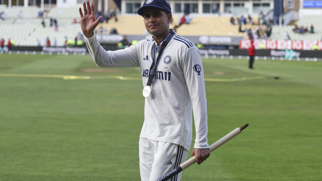 ನಾಯಕತ್ವದ ಜೊತೆಗೆ ಆಟಗಾರನಾಗಿಯೂ ರನ್​ಗಳ ಶಿಖರ ಕಟ್ಟುತ್ತಿರುವ ಶುಭ್​ಮನ್ ಗಿಲ್, ಟೆಸ್ಟ್ ಕ್ರಿಕೆಟ್‌ನಲ್ಲಿ ಇದೀಗ ಹೊಸ ಮೈಲಿಗಲ್ಲನ್ನು ನಿರ್ಮಿಸುವ ಹೊಸ್ತಿಲಿನಲಿದ್ದಾರೆ. ವಾಸ್ತವವಾಗಿ 2025 ರಲ್ಲಿ ಟೆಸ್ಟ್ ಕ್ರಿಕೆಟ್‌ನಲ್ಲಿ ಅತಿ ಹೆಚ್ಚು ರನ್ ಗಳಿಸಿದ ಆಟಗಾರರ ಪಟ್ಟಿಯಲ್ಲಿ ಶುಭಮನ್ ಗಿಲ್ ಮೊದಲ ಸ್ಥಾನದಲ್ಲಿದ್ದಾರೆ. ಇದುವರೆಗೆ ಎಂಟು ಟೆಸ್ಟ್ ಪಂದ್ಯಗಳನ್ನಾಡಿರುವ ಗಿಲ್ 979 ರನ್ ಗಳಿಸಿದ್ದಾರೆ. 
