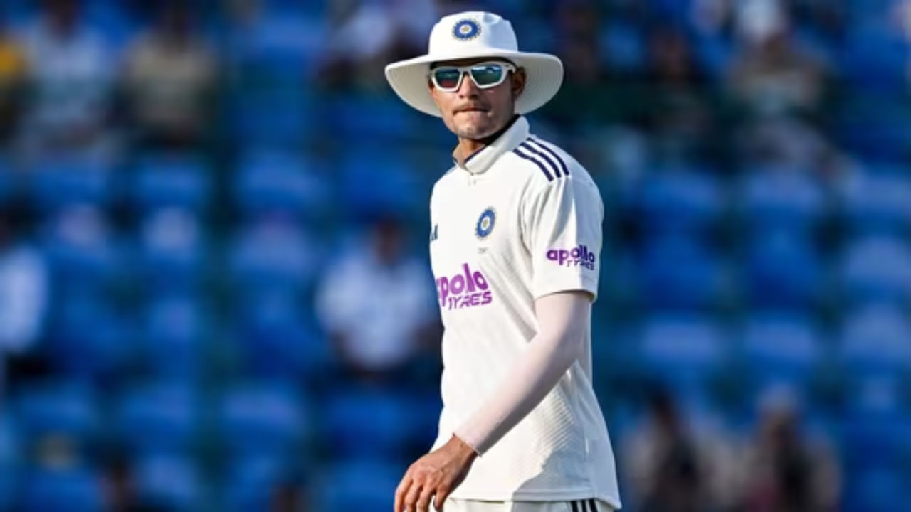 ಕಳೆದೊಂದು ವರ್ಷದಿಂದ ಟೀಂ ಇಂಡಿಯಾದ ಯುವ ಆರಂಭಿಕ ಆಟಗಾರ ಶುಭ್​ಮನ್​ ಗಿಲ್​ಗೆ ಶುಕ್ರದೆಸೆ ಆರಂಭವಾಗಿದೆ. ಕೆಲವೇ ತಿಂಗಳ ಹಿಂದಷ್ಟೇ ಭಾರತ ಟೆಸ್ಟ್ ತಂಡದ ನಾಯಕತ್ವವಹಿಸಿಕೊಂಡಿದ್ದ ಗಿಲ್​ಗೆ ಆ ಬಳಿಕ ಏಕದಿನ ತಂಡದ ನಾಯಕತ್ವವನ್ನೂ ವಹಿಸಲಾಗಿದೆ. ಇದರ ಜೊತೆಗೆ ಟಿ20 ತಂಡದ ಉಪನಾಯಕನಾಗಿರುವ ಗಿಲ್ ಬರುವ ದಿನಗಳಲ್ಲಿ ನಾಯಕನಾಗಿ ಬಡ್ತಿ ಕೂಡ ಪಡೆಯಲಿದ್ದಾರೆ.