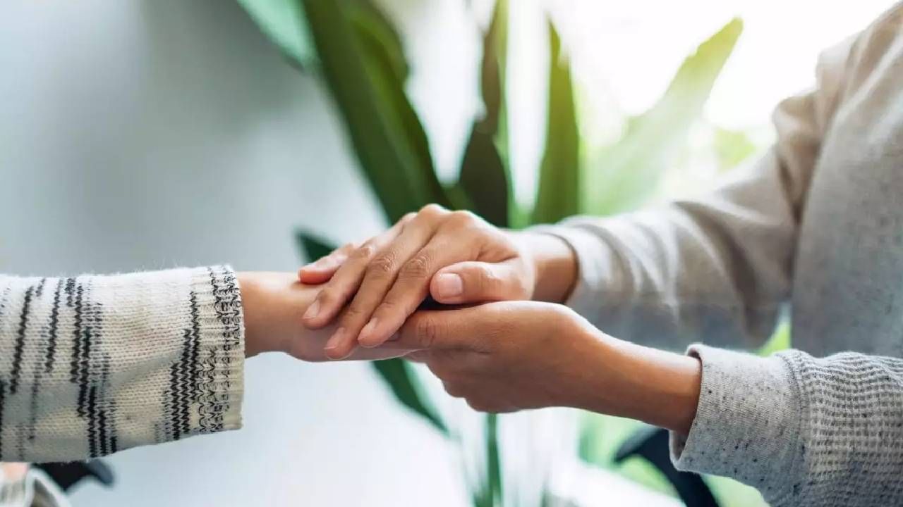 Daily Devotional: ‘ದೈವಂ ಮಾನುಷ್ಯ ರೂಪೇಣ’ ಎಂದರೇನು? ಇದರ ಅರ್ಥ ಮತ್ತು ಮಹತ್ವ ಇಲ್ಲಿದೆ