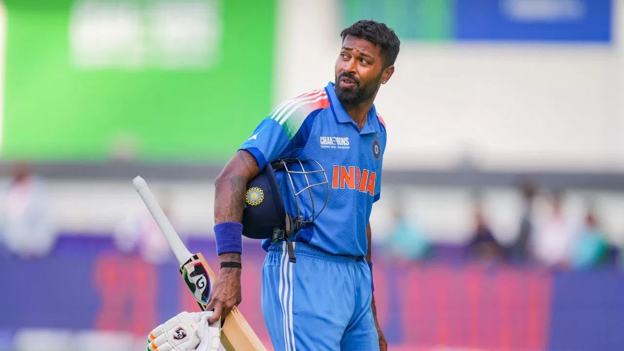 2025 ರ ಏಷ್ಯಾಕಪ್ ಸಮಯದಲ್ಲಿ ಗಾಯಗೊಂಡಿದ್ದ ಟೀಂ ಇಂಡಿಯಾದ ಸ್ಟಾರ್ ಆಲ್ರೌಂಡರ್ ಹಾರ್ದಿಕ್ ಪಾಂಡ್ಯ ಅಂದಿನಿಂದ ತಂಡದಿಂದ ಹೊರಗುಳಿದಿದ್ದಾರೆ. ಈ ಗಾಯದಿಂದಾಗಿ ಪಾಂಡ್ಯ, ತಂಡದೊಂದಿಗೆ ಆಸ್ಟ್ರೇಲಿಯಾ ಪ್ರವಾಸಕ್ಕೂ ಹೋಗಲು ಸಾಧ್ಯವಾಗಲಿಲ್ಲ. ಆದರೀಗ ಚೇತರಿಕೆಯ ಹಂತದಲಿರುವ ಹಾರ್ದಿಕ್ ಪಾಂಡ್ಯ ಯಾವಾಗ ತಂಡವನ್ನು ಕೂಡಿಕೊಳ್ಳಲಿದ್ದಾರೆ ಎಂಬುದರ ಬಗ್ಗೆ ಮಹತ್ವದ ಮಾಹಿತಿ ಹೊರಬಿದ್ದಿದೆ.