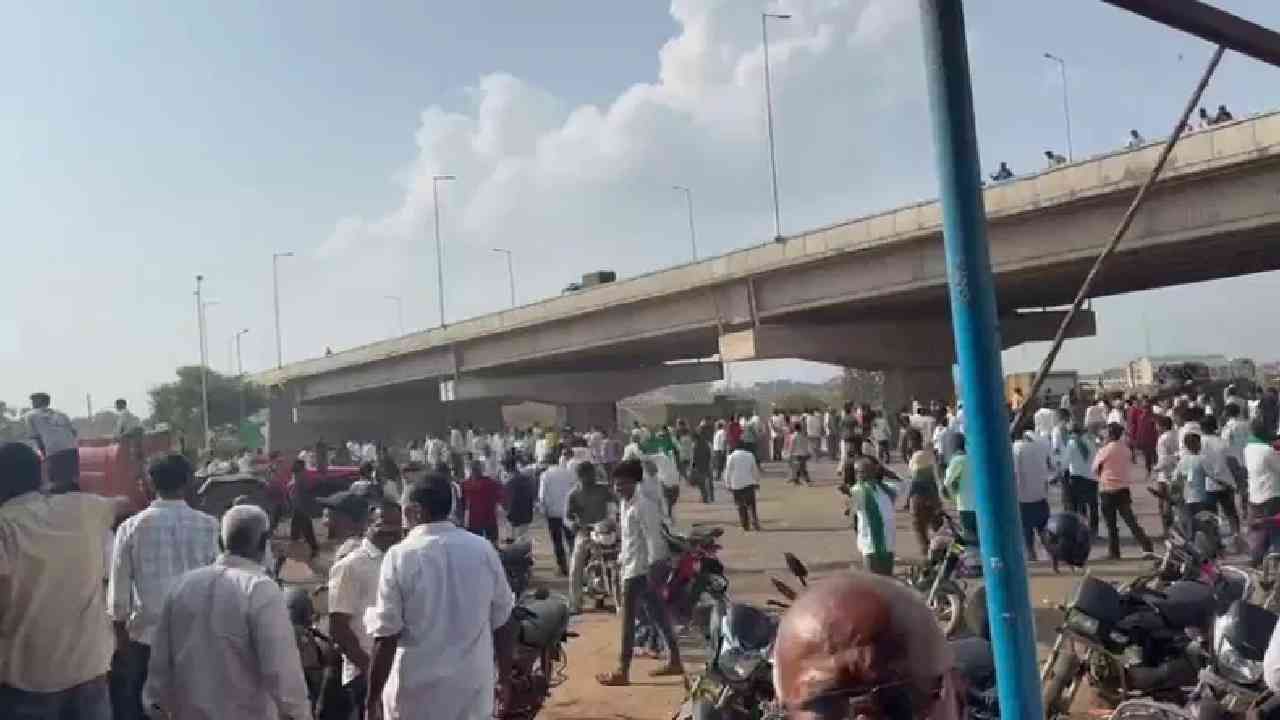 ರೈತರ ಮಧ್ಯೆ ನುಸುಳಿ ಬಂದು ಕಿಡಿಗೇಡಿಗಳಿಂದ ಕಲ್ಲು ತೂರಾಟ: ಡಿವೈಎಸ್ಪಿ ಕೈ ಮುರಿತ, 4 KSRTC ಬಸ್​ ಗಾಜು ಪುಡಿ ಪುಡಿ