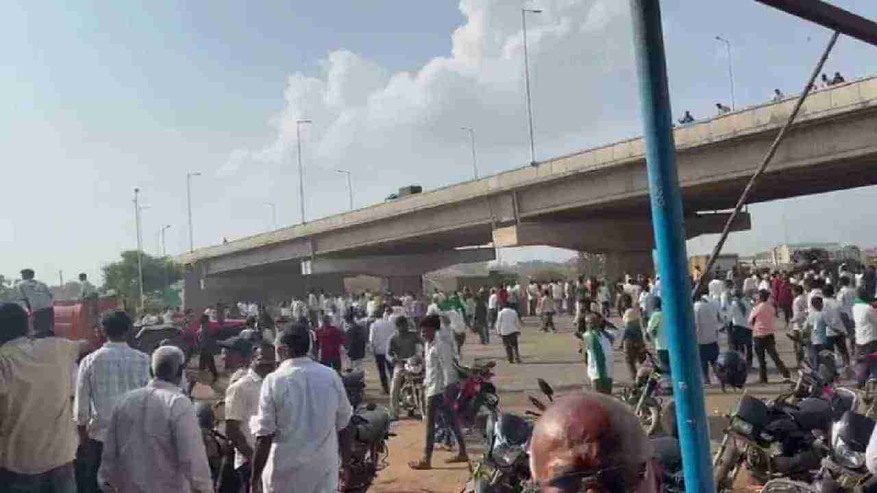 ರೈತರ ಮಧ್ಯೆ ನುಸುಳಿ ಬಂದು ಕಿಡಿಗೇಡಿಗಳಿಂದ ಕಲ್ಲು ತೂರಾಟ: ಡಿವೈಎಸ್ಪಿ ಕೈ ಮುರಿತ, 4 KSRTC ಬಸ್​ ಗಾಜು ಪುಡಿ ಪುಡಿ