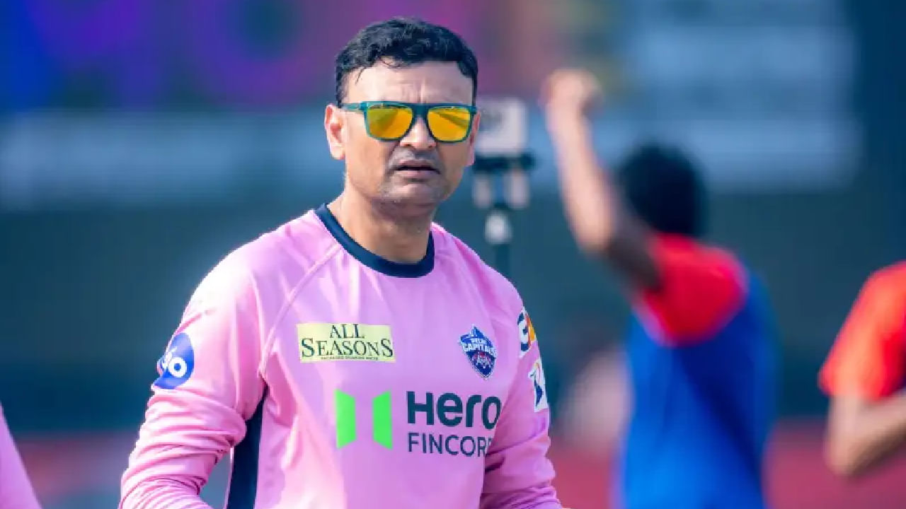 ಡೆಲ್ಲಿ ಕ್ಯಾಪಿಟಲ್ಸ್: ಟೀಮ್ ಇಂಡಿಯಾದ ಮಾಜಿ ಆಟಗಾರ ಹೆಮಾಂಗ್ ಬದಾನಿ ಐಪಿಎಲ್ 2025 ರಲ್ಲಿ ಡೆಲ್ಲಿ ಕ್ಯಾಪಿಟಲ್ಸ್​ ತಂಡದ ಮುಖ್ಯ ಕೋಚ್ ನೇಮಕವಾಗಿದ್ದರು. ಈ ಬಾರಿ ಕೂಡ ಬದಾನಿ ಅವರನ್ನೇ ಹೆಡ್ ಕೋಚ್ ಹುದ್ದೆಯಲ್ಲಿ ಮುಂದುವರೆಸಲು ಡೆಲ್ಲಿ ಕ್ಯಾಪಿಟಲ್ಸ್ ಫ್ರಾಂಚೈಸಿ ನಿರ್ಧರಿಸಿದೆ.