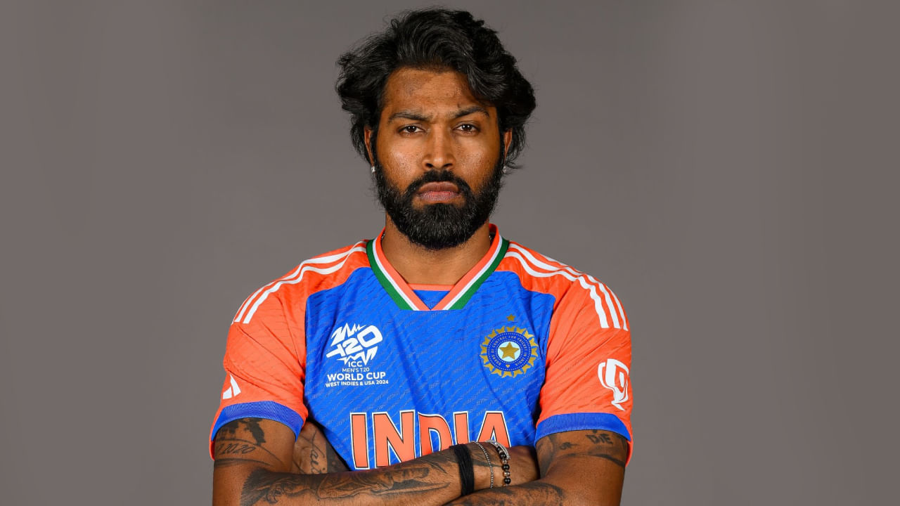 ಹಾಗೆಯೇ ಟೀಮ್ ಇಂಡಿಯಾ ಆಲ್ರೌಂಡರ್ ಹಾರ್ದಿಕ್ ಪಾಂಡ್ಯ ಕೂಡ ಸೌತ್ ಆಫ್ರಿಕಾ ವಿರುದ್ಧದ ಏಕದಿನ ಸರಣಿಯಲ್ಲಿ ಕಾಣಿಸಿಕೊಳ್ಳುವುದಿಲ್ಲ ಎಂದು ವರದಿಯಾಗಿದೆ. ಏಷ್ಯಾಕಪ್ ವೇಳೆ ಗಾಯಗೊಂಡಿದ್ದ ಪಾಂಡ್ಯ ಇದೀಗ ಸಂಪೂರ್ಣ ಫಿಟ್ ಆಗಿದ್ದಾರೆ. ಇದಾಗ್ಯೂ ಟಿ20 ವಿಶ್ವಕಪ್ ಅನ್ನು ಗಮನದಲ್ಲಿರಿಸಿ ಹಾರ್ದಿಕ್ ಪಾಂಡ್ಯ ಅವರಿಗೂ ಹೆಚ್ಚಿನ ವಿಶ್ರಾಂತಿ ನೀಡಲು ಬಿಸಿಸಿಐ ಮುಂದಾಗಿದೆ.