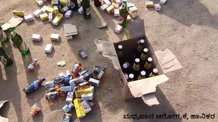 ಚಿತ್ರದುರ್ಗದ ಗೂಡಂಗಡಿಯಲ್ಲಿ ಅಕ್ರಮ ಮದ್ಯ ಮಾರಾಟ; ಅಂಗಡಿಗೆ ನುಗ್ಗಿ ಮದ್ಯದ ಬಾಟಲಿಗಳನ್ನು ಬೀದಿಗೆಸೆದು ಸ್ಥಳೀಯರ ಆಕ್ರೋಶ ಚಿತ್ರದುರ್ಗದ ಗೂಡಂಗಡಿಯಲ್ಲಿ ಅಕ್ರಮ ಮದ್ಯ ಮಾರಾಟ; ಅಂಗಡಿಗೆ ನುಗ್ಗಿ ಮದ್ಯದ ಬಾಟಲಿಗಳನ್ನು ಬೀದಿಗೆಸೆದು ಸ್ಥಳೀಯರ ಆಕ್ರೋಶ