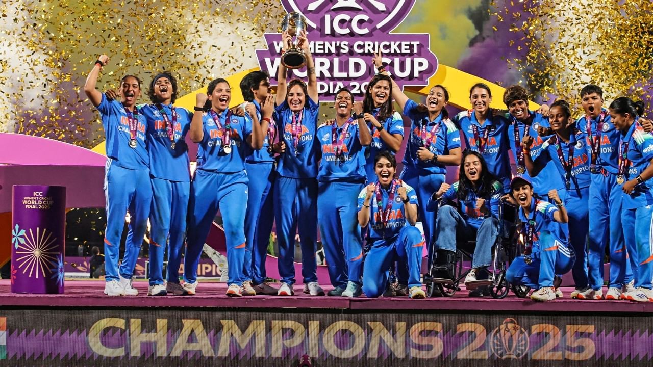 ಭಾರತದಲ್ಲಿ ನಡೆದ 2025 ರ  ಮಹಿಳಾ ಏಕದಿನ ವಿಶ್ವಕಪ್ ಟ್ರೋಫಿಯನ್ನು ಭಾರತ ವನಿತಾ ಪಡೆ ಗೆದ್ದುಕೊಂಡಿದೆ. ಮುಂಬೈನ ಡಿವೈ ಪಾಟೀಲ್ ಕ್ರೀಡಾಂಗಣದಲ್ಲಿ ನಡೆದ ಫೈನಲ್‌ ಪಂದ್ಯದಲ್ಲಿ ದಕ್ಷಿಣ ಆಫ್ರಿಕಾ ತಂಡವನ್ನು ಸೋಲಿಸಿದ ಹರ್ಮನ್​ಪ್ರೀತ್ ಕೌರ್ ಪಡೆ ತನ್ನ ಚೊಚ್ಚಲ ವಿಶ್ವಕಪ್ ಪ್ರಶಸ್ತಿಯನ್ನು ಗೆದ್ದುಕೊಂಡಿತು. ಈ ಗೆಲುವಿನೊಂದಿಗೆ, ಭಾರತೀಯ ಮಹಿಳಾ ತಂಡಕ್ಕೆ ಐಸಿಸಿ ವತಿಯಿಂದ ಹಾಗೂ ಬಿಸಿಸಿಐ ಕಡೆಯಿಂದ ಬಹುಮಾನಗಳ ಸುರಿಮಳೆಯೇ ಹರಿದು ಬಂದಿದೆ. 