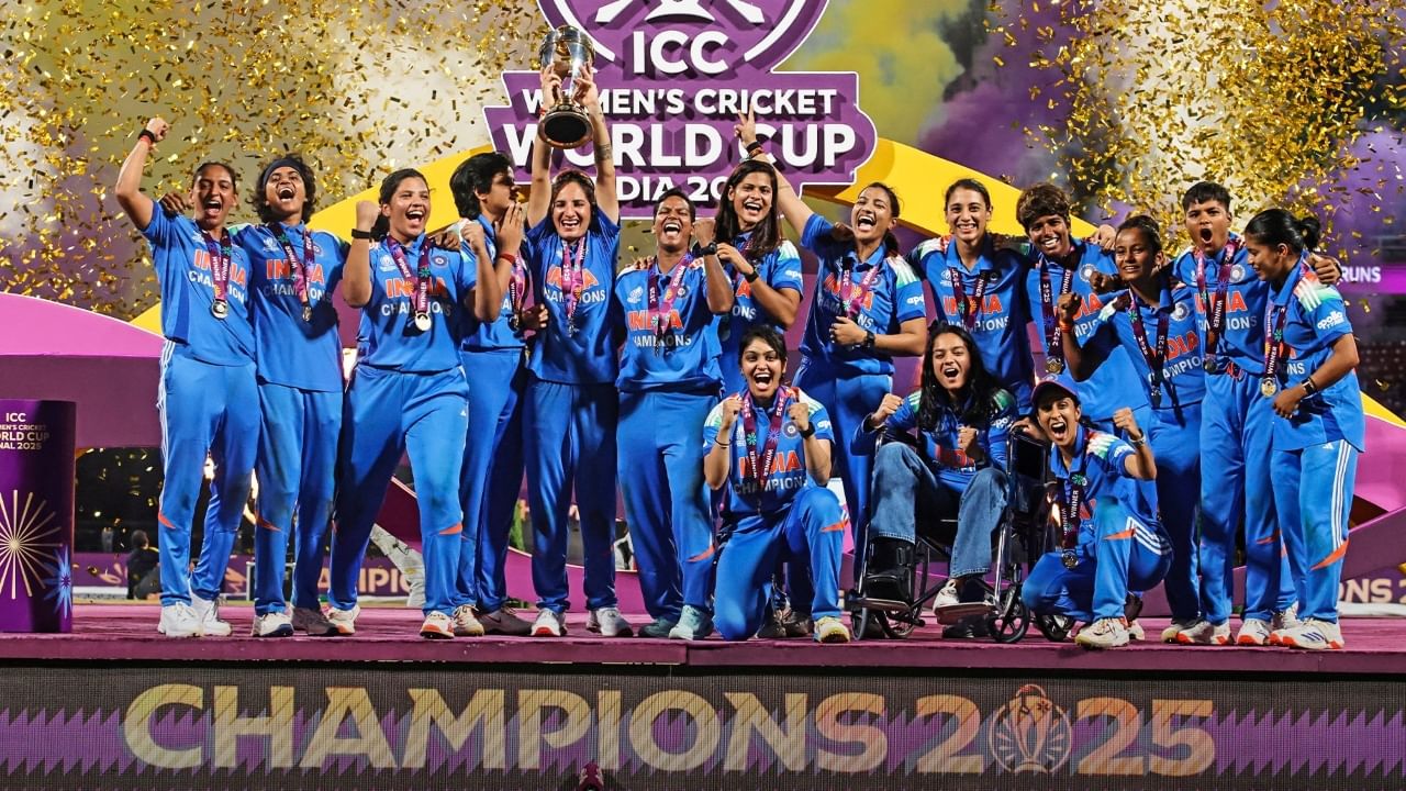 2025 ರ ಮಹಿಳಾ ವಿಶ್ವಕಪ್‌ನಲ್ಲಿ ಭಾರತ ಇತಿಹಾಸ ನಿರ್ಮಿಸಿದ್ದು ಮಾತ್ರವಲ್ಲದೆ, ವೀಕ್ಷಣೆಯ ವಿಚಾರದಲ್ಲೂ ಹಿಂದಿನ ಎಲ್ಲಾ ದಾಖಲೆಗಳನ್ನು ಮುರಿದಿದೆ. ಮಾಹಿತಿಯ ಪ್ರಕಾರ, ಭಾರತದಲ್ಲಿ ನಡೆದ ಮಹಿಳಾ ವಿಶ್ವಕಪ್ ಆವೃತ್ತಿಯು ಡಿಜಿಟಲ್ ಪ್ಲಾಟ್‌ಫಾರ್ಮ್‌ಗಳಲ್ಲಿ ಸುಮಾರು 450 ಮಿಲಿಯನ್ ವೀಕ್ಷಣೆಗಳನ್ನು ಪಡೆದುಕೊಂಡಿದೆ.
