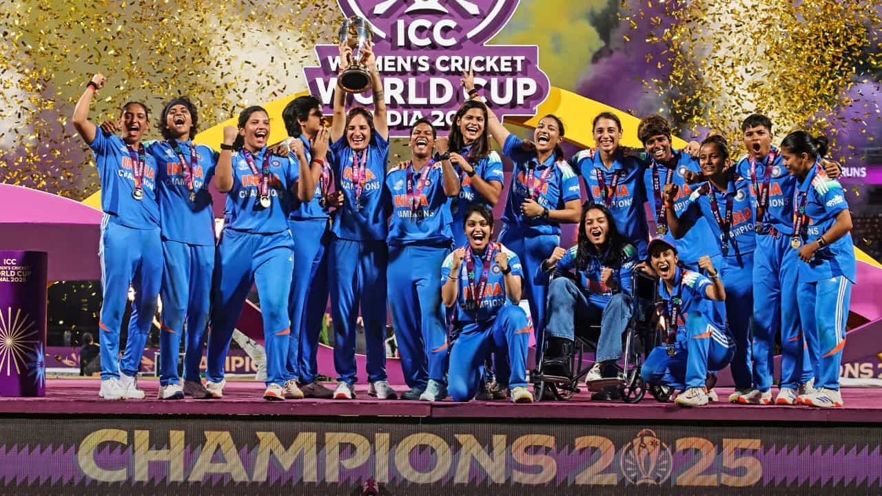 2025 ರ ಮಹಿಳಾ ವಿಶ್ವಕಪ್ನಲ್ಲಿ ಭಾರತ ಇತಿಹಾಸ ನಿರ್ಮಿಸಿದ್ದು ಮಾತ್ರವಲ್ಲದೆ, ವೀಕ್ಷಣೆಯ ವಿಚಾರದಲ್ಲೂ ಹಿಂದಿನ ಎಲ್ಲಾ ದಾಖಲೆಗಳನ್ನು ಮುರಿದಿದೆ. ಮಾಹಿತಿಯ ಪ್ರಕಾರ, ಭಾರತದಲ್ಲಿ ನಡೆದ ಮಹಿಳಾ ವಿಶ್ವಕಪ್ ಆವೃತ್ತಿಯು ಡಿಜಿಟಲ್ ಪ್ಲಾಟ್ಫಾರ್ಮ್ಗಳಲ್ಲಿ ಸುಮಾರು 450 ಮಿಲಿಯನ್ ವೀಕ್ಷಣೆಗಳನ್ನು ಪಡೆದುಕೊಂಡಿದೆ.