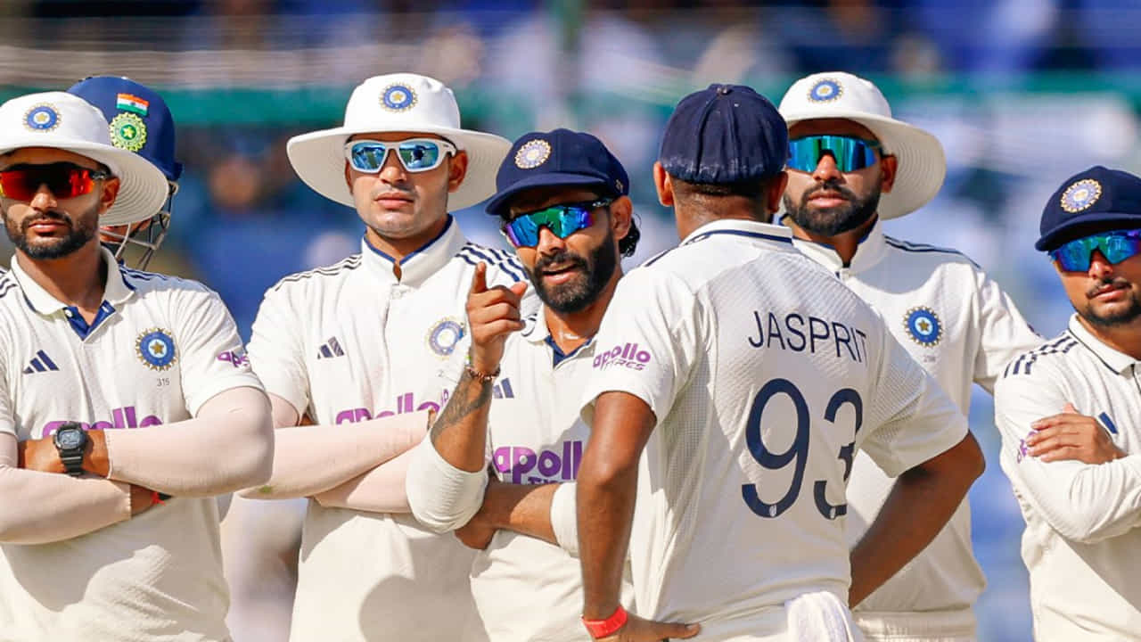 ಭಾರತ ಮತ್ತು ದಕ್ಷಿಣ ಆಫ್ರಿಕಾ ನಡುವಿನ ಎರಡು ಪಂದ್ಯಗಳ ಟೆಸ್ಟ್ ಸರಣಿಯು ನವೆಂಬರ್ 14 ರಂದು ಆರಂಭವಾಗಲಿದೆ. ಈ ಸರಣಿಯ ಮೊದಲ ಪಂದ್ಯ ಕೋಲ್ಕತ್ತಾದ ಈಡನ್ ಗಾರ್ಡನ್ಸ್ ಕ್ರೀಡಾಂಗಣದಲ್ಲಿ ನಡೆಯಲಿದೆ. ಈ ಪಂದ್ಯಕ್ಕಾಗಿ ಟೀಂ ಇಂಡಿಯಾ ಕೂಡ ತಯಾರಿ ನಡೆಸುತ್ತಿದೆ. ಏತನ್ಮಧ್ಯೆ ಮೊದಲ ಟೆಸ್ಟ್ ಪಂದ್ಯದಿಂದ ತಂಡದ ಸ್ಟಾರ್ ಆಟಗಾರನೊಬ್ಬ ಹೊರಬಿದಿದ್ದಾನೆ.