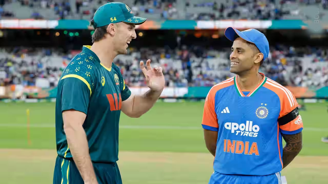 ಮೆಲ್ಬೋರ್ನ್​ನಲ್ಲಿ ನಡೆದ ಆಸ್ಟ್ರೇಲಿಯಾ ವಿರುದ್ಧದ 2ನೇ ಟಿ20 ಪಂದ್ಯದಲ್ಲಿ ಟೀಮ್ ಇಂಡಿಯಾ (Team India) ಆಟಗಾರರು ಕಪ್ಪು ಪಟ್ಟಿ ಧರಿಸಿ ಕಣಕ್ಕಿಳಿದಿದ್ದರು. ಎಂಸಿಜಿ ಮೈದಾನದಲ್ಲಿ ನಡೆದ ಈ ಪಂದ್ಯದ ಟಾಸ್ ವೇಳೆ ಭಾರತ ತಂಡದ ನಾಯಕ ಸೂರ್ಯಕುಮಾರ್ ಬ್ಲ್ಯಾಕ್ ಆರ್ಮ್​​ಬ್ಯಾಂಡ್​ನೊಂದಿಗೆ ಕಾಣಿಸಿಕೊಂಡಿದ್ದರು.