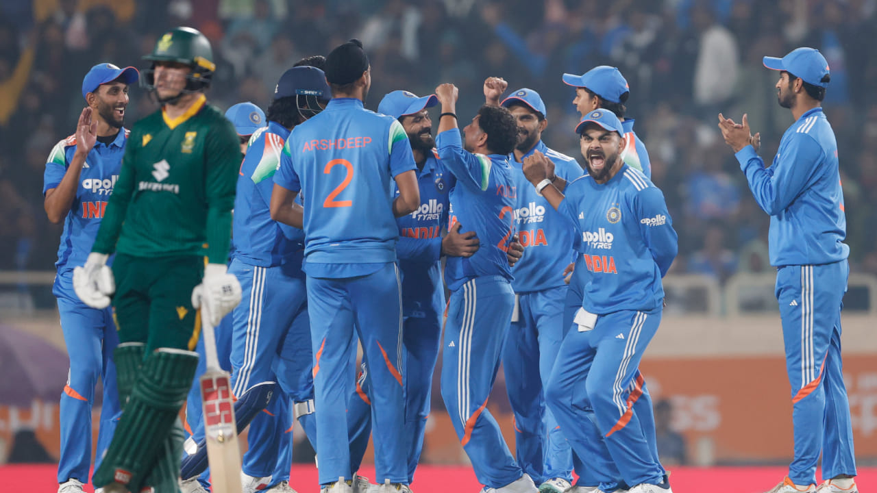 IND vs SA: ಕೊಹ್ಲಿ ಶತಕ.. ಕುಲ್ದೀಪ್, ರಾಣಾ ಕಮಾಲ್; ಕೊನೆಯ ಓವರ್ನಲ್ಲಿ ಗೆದ್ದ ಟೀಂ ಇಂಡಿಯಾ IND vs SA: ಕೊಹ್ಲಿ ಶತಕ.. ಕುಲ್ದೀಪ್, ರಾಣಾ ಕಮಾಲ್; ಕೊನೆಯ ಓವರ್ನಲ್ಲಿ ಗೆದ್ದ ಟೀಂ ಇಂಡಿಯಾ