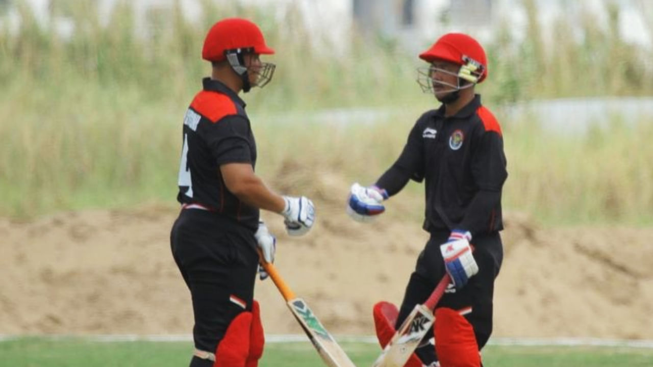 ಇನ್ನು ಬಾಲಿಯಲ್ಲಿ ನಡೆದ ಈ ಪಂದ್ಯದಲ್ಲಿ ಮೂರನೇ ಕ್ರಮಾಂಕದಲ್ಲಿ ಕಣಕ್ಕಿಳಿದ ಸುಹೇಲ್ ಸತ್ತಾರ್ 14 ರನ್ಗಳಿಸಿದರೆ, ಯಹಿಯಾ ಸುಹೇಲ್ ಕೇವಲ 1 ರನ್ಗಳಿಸಿ ವಿಕೆಟ್ ಒಪ್ಪಿಸಿದ್ದಾರೆ. ಈ ಮೂಲಕ ಟಿಮೋರ್-ಲೆಸ್ಟೆ ತಂಡ 19 ಓವರ್ಗಳಲ್ಲಿ 61 ರನ್ಗಳಿಸಿ ಆಲೌಟ್ ಆಗಿತ್ತು.ಈ ಗುರಿಯನ್ನು ನಾಲ್ಕು ಓವರ್ಗಳಲ್ಲಿ ಚೇಸ್ ಮಾಡಿ ಇಂಡೋನೇಷ್ಯಾ ತಂಡ 10 ವಿಕೆಟ್ಗಳ ಭರ್ಜರಿ ಜಯ ಸಾಧಿಸಿದೆ.