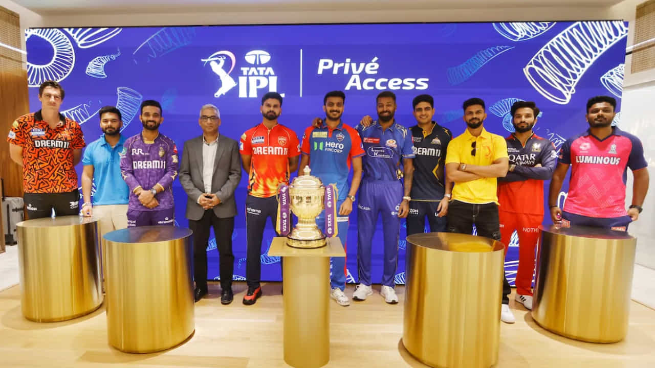 ಐಪಿಎಲ್ 2026 ರ ಹರಾಜು ಡಿಸೆಂಬರ್ನಲ್ಲಿ ನಡೆಯಲಿದೆ. ಅದಕ್ಕೂ ಮೊದಲು, ಎಲ್ಲಾ ತಂಡಗಳು ನವೆಂಬರ್ 15 ರೊಳಗೆ ಉಳಿಸಿಕೊಂಡ ಮತ್ತು ಬಿಡುಗಡೆ ಮಾಡಿದ ಆಟಗಾರರ ಪಟ್ಟಿಯನ್ನು ಐಪಿಎಲ್ ಆಡಳಿತ ಮಂಡಳಿಗೆ ಸಲ್ಲಿಸಬೇಕು. ಹೀಗಾಗಿ ಎಲ್ಲಾ ತಂಡಗಳು ಈಗಾಗಲೇ ಈ ಕೆಲಸದಲ್ಲಿ ನಿರತವಾಗಿವೆ. ಇದರ ನಡುವೆ ಟ್ರೇಡಿಂಗ್ ವಿಂಡೋ ಅಡಿಯಲ್ಲಿ ತಂಡಕ್ಕೆ ಇತರ ತಂಡಗಳಿಂದ ಆಟಗಾರರನ್ನೂ ಖರೀದಿಸುತ್ತಿವೆ.