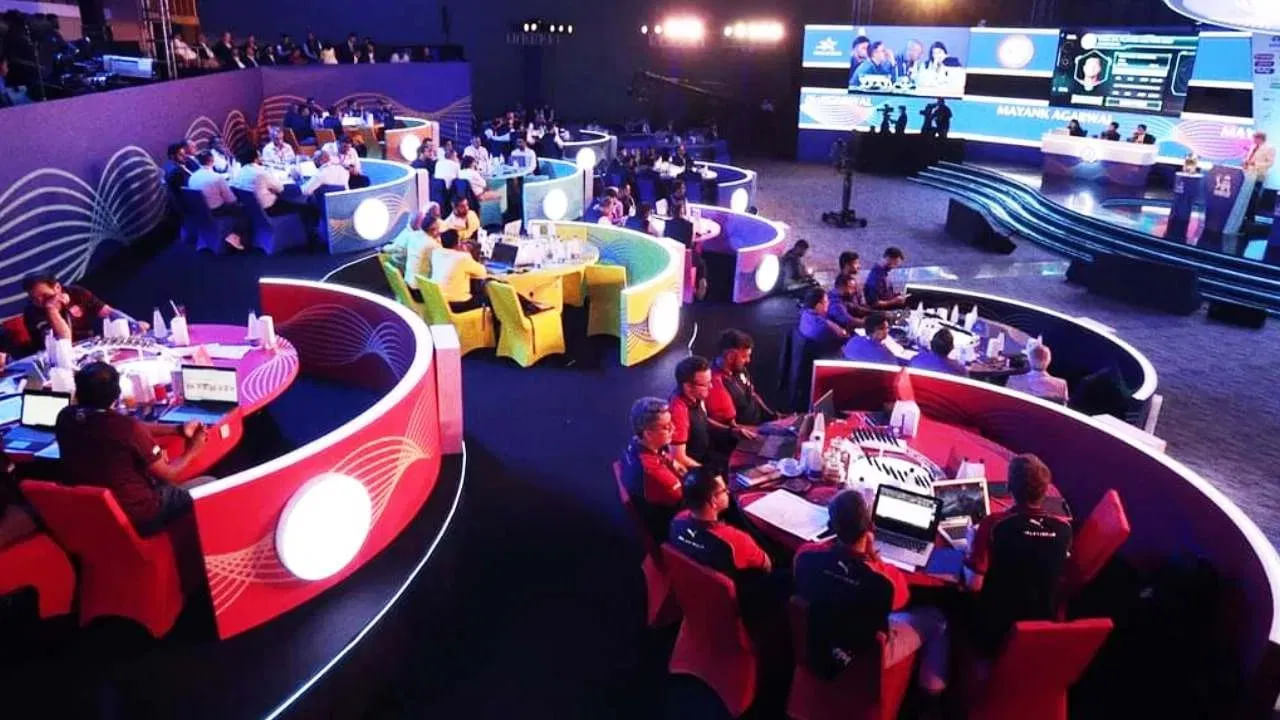 ಮಿನಿ ಹರಾಜಿಗೂ ಮುನ್ನ 10 ಫ್ರಾಂಚೈಸಿಗಳು ಒಟ್ಟು 173 ಆಟಗಾರರನ್ನು ತಮ್ಮ ತಂಡಗಳಲ್ಲಿ ಉಳಿಸಿಕೊಂಡಿದೆ. ಅದರಂತೆ ಉಳಿದ 77 ಸ್ಥಾನಗಳಿಗೆ ಮಾತ್ರ ಹರಾಜು ನಡೆಯಲಿದೆ. ಇದಕ್ಕೂ ಮುನ್ನ ಹರಾಜಿಗಾಗಿ ಆಟಗಾರರ ಹೆಸರು ನೊಂದಾಣಿ ಪ್ರಕ್ರಿಯೆ ಕೂಡ ನಡೆಯಲಿದ್ದು, ಆ ಬಳಿಕ ಆ ಪಟ್ಟಿಯನ್ನು ಶಾರ್ಟ್ ಲಿಸ್ಟ್ ಮಾಡಲಾಗುತ್ತದೆ. ಈ ಶಾರ್ಟ್ ಲಿಸ್ಟ್ನಲ್ಲಿ ಸ್ಥಾನ ಪಡೆದ ಆಟಗಾರರ ಹೆಸರುಗಳು ಮಾತ್ರ ಡಿಸೆಂಬರ್ 16 ರಂದು ನಡೆಯಲಿರುವ ಹರಾಜಿನಲ್ಲಿ ಕಾಣಿಸಿಕೊಳ್ಳಲಿದೆ.