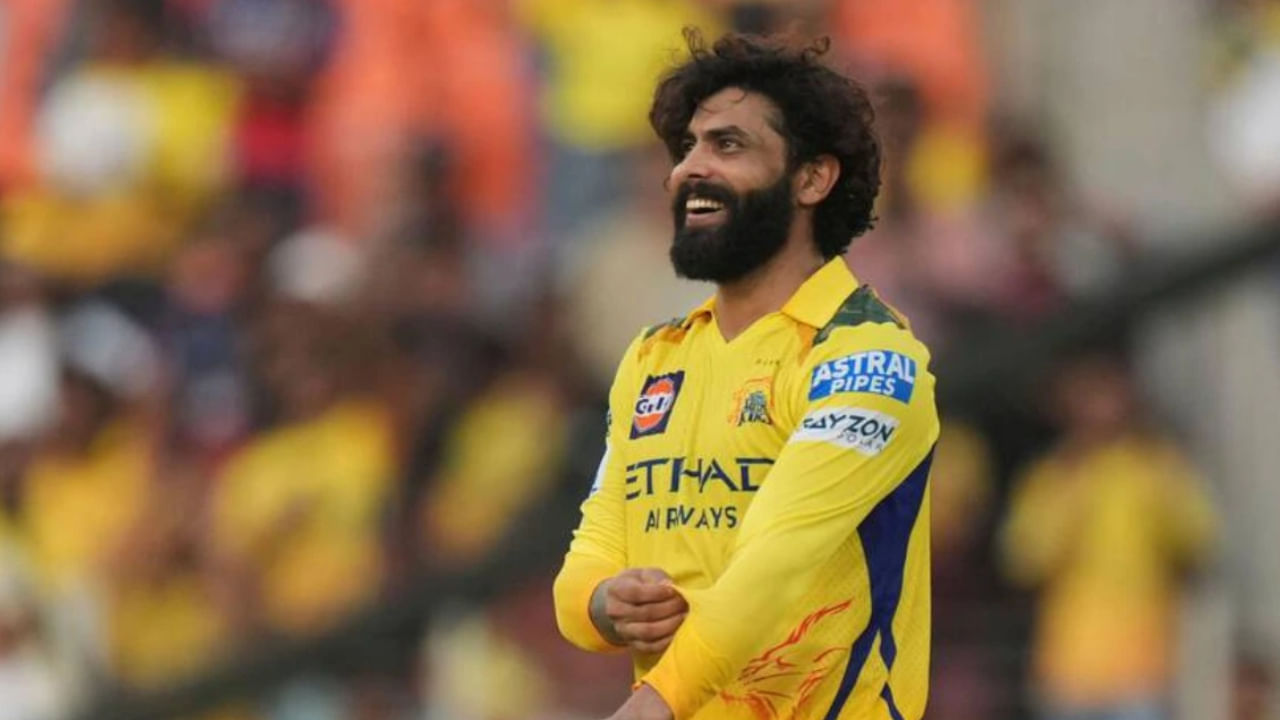 ಹಾಗೆಯೇ ರವೀಂದ್ರ ಜಡೇಜಾ ಅವರ ಈ ಷರತ್ತನ್ನು ರಾಜಸ್ಥಾನ್ ಫ್ರಾಂಚೈಸಿ ಕೂಡ ಒಪ್ಪಿದೆ ಎಂದು ವರದಿಯಾಗಿದೆ. ನ್ಯೂಸ್ 18 ವರದಿಯ ಪ್ರಕಾರ, ರಾಜಸ್ಥಾನ ರಾಯಲ್ಸ್ ತಂಡವು ಜಡೇಜಾ ಅವರಂತಹ ಅನುಭವಿ ಆಟಗಾರ ಮತ್ತು ಹೊಸ ಮುಖಗಳ ನಡುವಿನ ನಾಯಕತ್ವ ಬದಲಾವಣೆಗೆ ಸಿದ್ಧವಾಗಿದೆ. ಜಡೇಜಾ ತಮ್ಮ ಐಪಿಎಲ್ ವೃತ್ತಿಜೀವನವನ್ನು ಈ ಫ್ರಾಂಚೈಸಿಯೊಂದಿಗೆ ಪ್ರಾರಂಭಿಸಿದ್ದರಿಂದ ಅವರಿಗೆ ನಾಯಕತ್ವ ನೀಡಲು ಫ್ರಾಂಚೈಸಿ ಯಾವುದೇ ಮೀನಾಮೇಷ ಎಣಿಸಿಲ್ಲ ಎನ್ನಲಾಗುತ್ತಿದೆ.