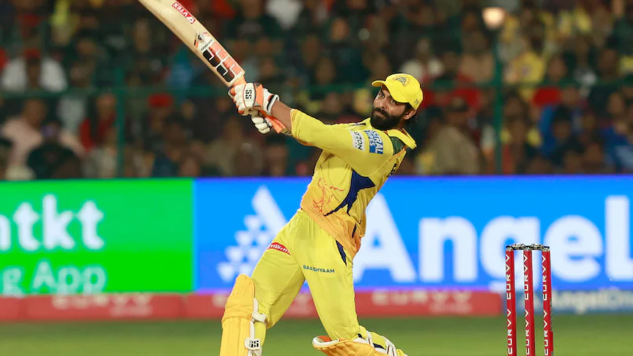 2012 ರಲ್ಲಿ ಜಡೇಜಾ ಫ್ರಾಂಚೈಸಿ ಸೇರಿದಾಗ, ಅವರನ್ನು 9.2 ಕೋಟಿಗೆ ಖರೀದಿಸಲಾಯಿತು. ನಂತರ ಅವರ ಸಂಬಳವನ್ನು 2014 ರಲ್ಲಿ 5.5 ಕೋಟಿಗೆ ಇಳಿಸಲಾಯಿತು. 2018 ರಲ್ಲಿ 7 ಕೋಟಿ ರೂ.ಗೆ ಮತ್ತೆ ತಂಡಕ್ಕೆ ಮರಳಿದ ಜಡೇಜಾರನ್ನು 2022 ರಲ್ಲಿ 16 ಕೋಟಿ ರೂ. ನೀಡಿ ತಂಡದಲ್ಲಿ ಉಳಿಸಿಕೊಳ್ಳಲಾಯಿತು. ಹಾಗೆಯೇ 2025 ರಲ್ಲಿಯೂ ಜಡೇಜಾ ಅವರಿಗೆ 18 ಕೋಟಿ ರೂ. ನೀಡಿ ತಂಡದಲ್ಲೇ ಉಳಿಸಿಕೊಳ್ಳಲಾಗಿತ್ತು. 
