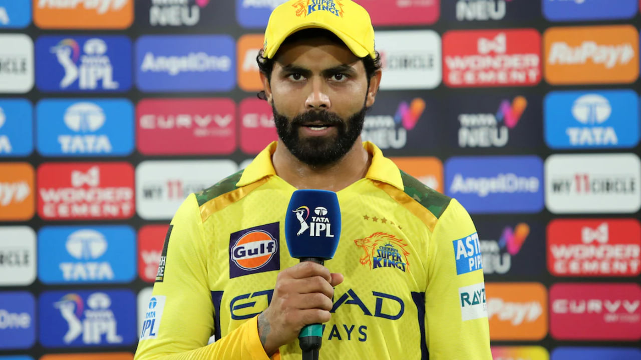 ಆದರೆ ಜಡೇಜಾ ಅವರನ್ನು ತಂಡಕ್ಕೆ ಸೇರಿಸಿಕೊಳ್ಳಲು ಉತ್ಸುಕರಾಗಿರುವ ರಾಯಲ್ಸ್ ಫ್ರಾಂಚೈಸಿ, ತಮ್ಮ ಹೊಸ ನಾಯಕನಾಗಿ ಯುವ ಮುಖಕ್ಕಿಂತ ಅನುಭವಕ್ಕೆ ಆದ್ಯತೆ ನೀಡಲು ನಿರ್ಧರಿಸಿದೆ. ಇದು ಸಂಭವಿಸಿದಲ್ಲಿ, ಜಡೇಜಾ ಐಪಿಎಲ್‌ನಲ್ಲಿ ಎರಡನೇ ಬಾರಿಗೆ ನಾಯಕತ್ವ ವಹಿಸಿಕೊಳ್ಳಲಿದ್ದಾರೆ. ಇದಕ್ಕೂ ಮೊದಲು ಜಡೇಜಾ ಸಿಎಸ್​ಕೆ ತಂಡವನ್ನು ನಾಯಕನಾಗಿ ಮುನ್ನಡೆಸಿದ್ದರು. ಆದರೆ ಅವರ ನಾಯಕತ್ವದಲ್ಲಿ ತಂಡದ ಪ್ರದರ್ಶನ ಕಳಪೆಯಾಗಿತ್ತು. ಹೀಗಾಗಿ ಕೇವಲ ಎಂಟು ಪಂದ್ಯಗಳ ನಂತರ ಅವರನ್ನು ಆ ಸ್ಥಾನದಿಂದ ಕೆಳಗಿಳಿಸಲಾಯಿತು.