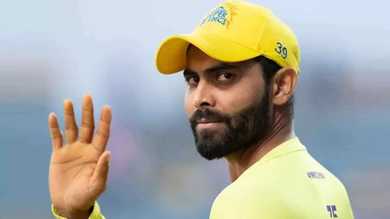 ಚೆನ್ನೈ ಸೂಪರ್ ಕಿಂಗ್ಸ್ ತಂಡದ ಚಾಂಪಿಯನ್ ಆಟಗಾರ ರವೀಂದ್ರ ಜಡೇಜಾ ಎಲ್ಲವೂ ಅಂದುಕೊಂಡಂತೆ ನಡೆದರೆ ಮುಂದಿನ ಆವೃತ್ತಿಯಲ್ಲಿ ಹೊಸ ತಂಡದ ಪರ ಆಡುವುದನ್ನು ಕಾಣಬಹುದು. ಹರಿದಾಡುತ್ತಿರುವ ಮಾಹಿತಿಯ ಪ್ರಕಾರ, ರವೀಂದ್ರ ಜಡೇಜಾರನ್ನು ರಾಜಸ್ಥಾನ್ ರಾಯಲ್ಸ್ ಫ್ರಾಂಚೈಸಿ ಟ್ರೇಡಿಂಗ್ ಮೂಲಕ ತಂಡಕ್ಕೆ ಸೇರಿಸಿಕೊಂಡಿದೆ ಎನ್ನಲಾಗುತ್ತಿದೆ.