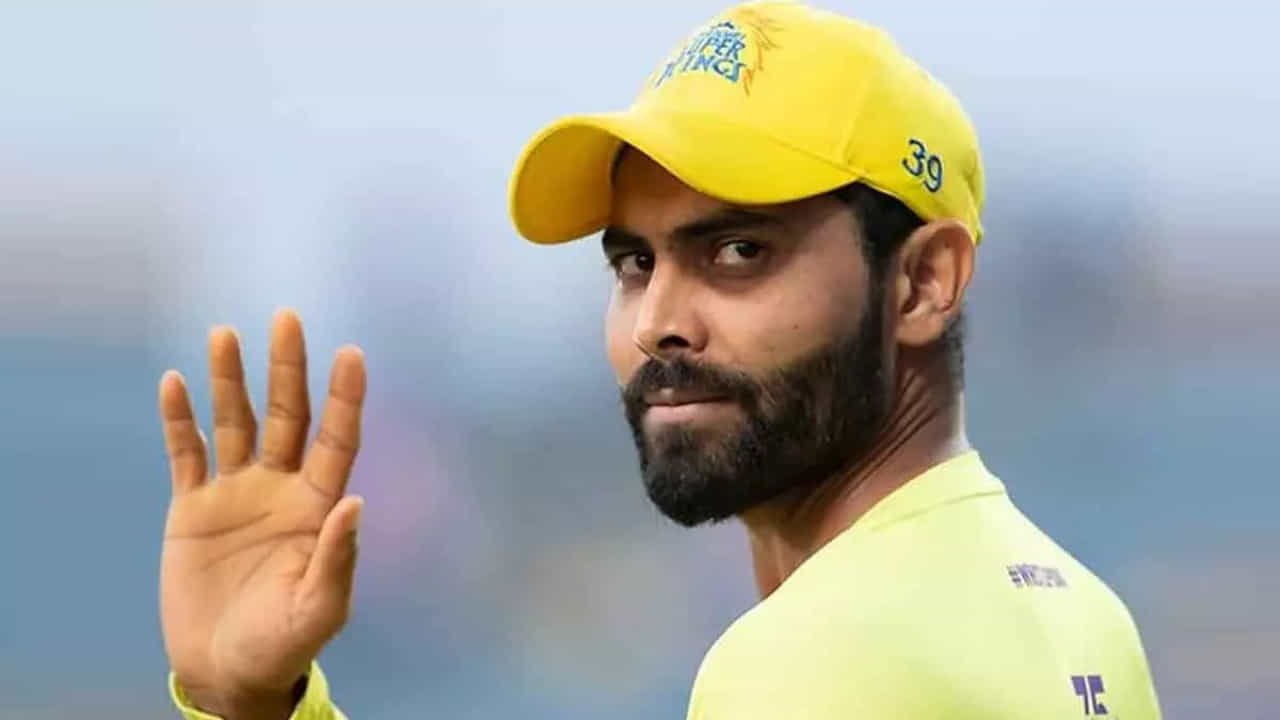 ಚೆನ್ನೈ ಸೂಪರ್ ಕಿಂಗ್ಸ್ ತಂಡದ ಚಾಂಪಿಯನ್ ಆಟಗಾರ ರವೀಂದ್ರ ಜಡೇಜಾ ಎಲ್ಲವೂ ಅಂದುಕೊಂಡಂತೆ ನಡೆದರೆ ಮುಂದಿನ ಆವೃತ್ತಿಯಲ್ಲಿ ಹೊಸ ತಂಡದ ಪರ ಆಡುವುದನ್ನು ಕಾಣಬಹುದು. ಹರಿದಾಡುತ್ತಿರುವ ಮಾಹಿತಿಯ ಪ್ರಕಾರ, ರವೀಂದ್ರ ಜಡೇಜಾರನ್ನು ರಾಜಸ್ಥಾನ್ ರಾಯಲ್ಸ್ ಫ್ರಾಂಚೈಸಿ ಟ್ರೇಡಿಂಗ್ ಮೂಲಕ ತಂಡಕ್ಕೆ ಸೇರಿಸಿಕೊಂಡಿದೆ ಎನ್ನಲಾಗುತ್ತಿದೆ.
