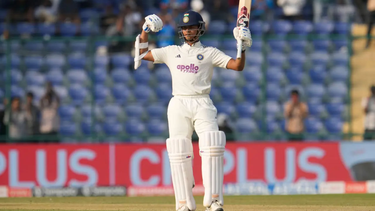 ಭಾರತ ಟೆಸ್ಟ್ ತಂಡದ ಖಾಯಂ ಆರಂಭಿಕ ಸ್ಥಾನವನ್ನು ಪಡೆದುಕೊಂಡಿರುವ ಯಶಸ್ವಿ ಜೈಸ್ವಾಲ್ ಪ್ರಸ್ತುತ ದೇಶೀ ಟೂರ್ನಿ ರಣಜಿ ಟ್ರೋಫಿಯಲ್ಲಿ ಆಡುತ್ತಿದ್ದಾರೆ. ಈ ಟೂರ್ನಿಯಲ್ಲಿ ಮುಂಬೈ ಪರ ಆಡುತ್ತಿರುವ ಜೈಸ್ವಾಲ್, ರಾಜಸ್ಥಾನ ವಿರುದ್ಧದ ಈ ಪಂದ್ಯದ ಎರಡನೇ ಇನ್ನಿಂಗ್ಸ್ನಲ್ಲಿ ಶತಕ ಬಾರಿಸಿದ್ದಾರೆ. ಈ ಶತಕದ ಮೂಲಕ ರಾಜಸ್ಥಾನ ವಿರುದ್ಧ ಸ್ವಲ್ಪ ಹಿನ್ನಡೆಯಲ್ಲಿ ಕಾಣುತ್ತಿದ್ದ ಮುಂಬೈ ತಂಡದ ಇನ್ನಿಂಗ್ಸ್ಗೆ ಚೇತರಿಕೆ ನೀಡಿದ್ದಾರೆ.