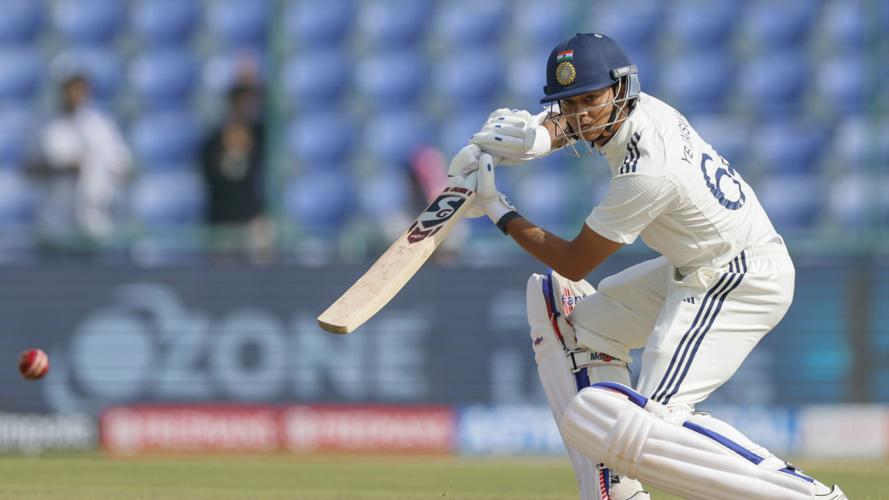 ಯಶಸ್ವಿ ಜೈಸ್ವಾಲ್ ರಾಜಸ್ಥಾನ ವಿರುದ್ಧ ಶತಕ ಗಳಿಸುವ ಮೂಲಕ ತಮ್ಮ ಅತ್ಯುತ್ತಮ ಫಾರ್ಮ್ ಅನ್ನು ಸಾಬೀತುಪಡಿಸಿದ್ದಲ್ಲದೆ, 45 ವರ್ಷಗಳಲ್ಲಿ ಟೆಸ್ಟ್ ಕ್ರಿಕೆಟ್ನಲ್ಲಿ ಅತ್ಯುತ್ತಮ ಸರಾಸರಿ ಹೊಂದಿರುವ ಆರಂಭಿಕ ಆಟಗಾರ ಎಂಬುದನ್ನು ಮತ್ತೆ ಜಗತ್ತಿಗೆ ತೋರಿಸಿಕೊಟ್ಟಿದ್ದಾರೆ.