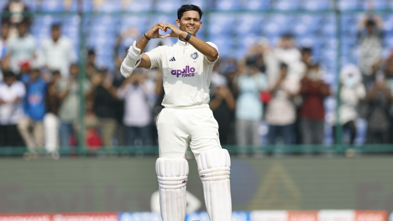 ಅಂತರರಾಷ್ಟ್ರೀಯ ಕ್ರಿಕೆಟ್ನಲ್ಲಿ ಕನಿಷ್ಠ 2,000 ಟೆಸ್ಟ್ ರನ್ ಗಳಿಸಿದ ಬ್ಯಾಟ್ಸ್ಮನ್ಗಳಲ್ಲಿ, ಯಶಸ್ವಿ ಜೈಸ್ವಾಲ್ 1980 ರಿಂದ ಆರಂಭಿಕ ಆಟಗಾರರಲ್ಲಿ ಅತ್ಯಧಿಕ ಸರಾಸರಿಯನ್ನು ಹೊಂದಿದ್ದಾರೆ. ಅವರ 52.60 ಸರಾಸರಿಯು ಆಸ್ಟ್ರೇಲಿಯಾದ ಮ್ಯಾಥ್ಯೂ ಹೇಡನ್ ಅವರ 50.73 ಸರಾಸರಿಯನ್ನು ಮೀರಿಸಿದೆ.