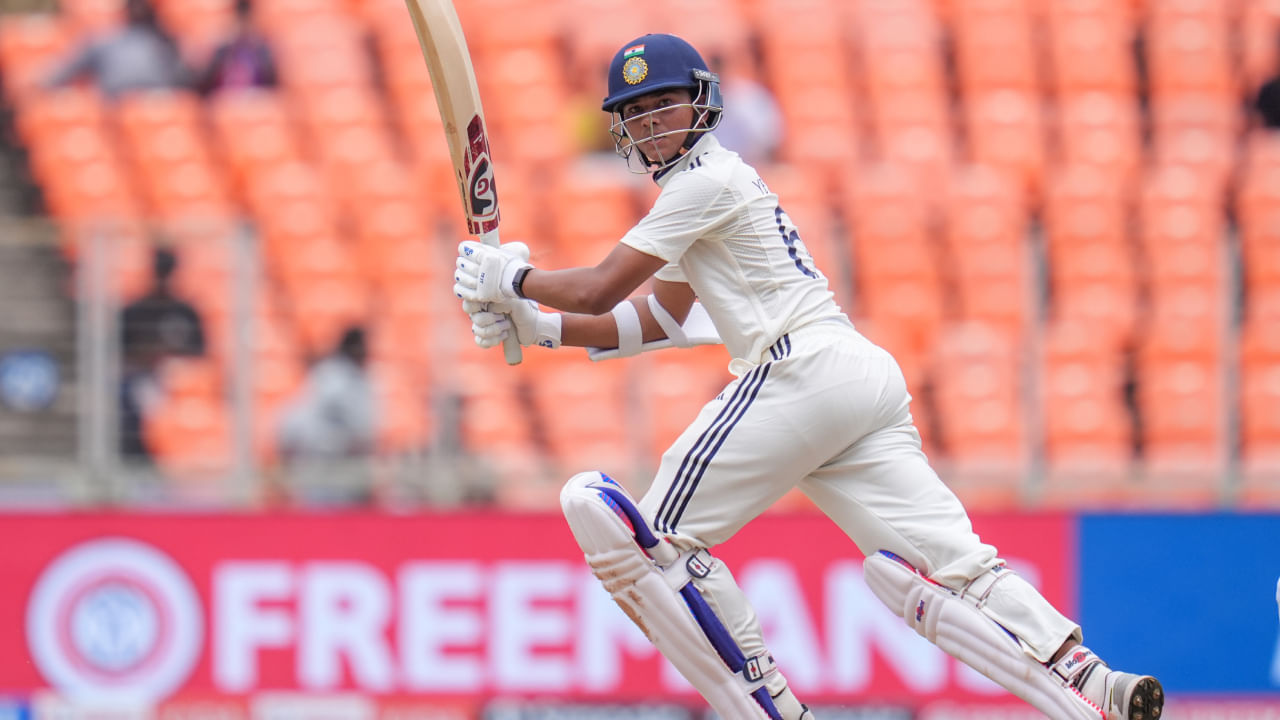 ರಾಜಸ್ಥಾನ ವಿರುದ್ಧ ಯಶಸ್ವಿ ಜೈಸ್ವಾಲ್ ಶತಕ ಸಿಡಿಸಿದ್ದು ತಂಡಕ್ಕೆ ಬಲ ನೀಡಿದೆ. ಏಕೆಂದರೆ ರಾಜಸ್ಥಾನ ಮೊದಲ ಇನ್ನಿಂಗ್ಸ್ನಲ್ಲಿ 300 ಕ್ಕೂ ಹೆಚ್ಚು ರನ್ಗಳ ಗಣನೀಯ ಮುನ್ನಡೆ ಸಾಧಿಸಿತ್ತು. ಹೀಗಾಗಿ ಮುಂಬೈಗೆ ಎರಡನೇ ಇನ್ನಿಂಗ್ಸ್ನಲ್ಲಿ ಬಲವಾದ ಆರಂಭದ ಅಗತ್ಯವಿತ್ತು. ಅದರಂತೆ ಯಶಸ್ವಿ ಜೈಸ್ವಾಲ್ ಮತ್ತು ಮುಶೀರ್ ಖಾನ್ ಇಬ್ಬರು ಮೊದಲ ವಿಕೆಟ್ಗೆ 149 ರನ್ಗಳ ಜೊತೆಯಾಟ ನೀಡಿದರು.