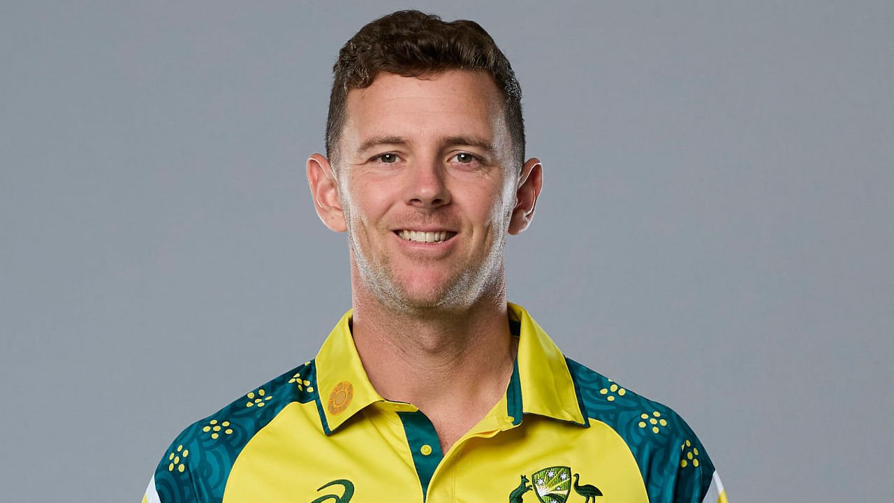 ಏಕೆಂದರೆ ಕಳೆದ ಎರಡು ಪಂದ್ಯಗಳಲ್ಲಿ ಆಸ್ಟ್ರೇಲಿಯಾ ಪರ ಕಣಕ್ಕಿಳಿದಿದ್ದ ಜೋಶ್ ಹೇಝಲ್​​ವುಡ್ ಉಳಿದ ಮೂರು ಮ್ಯಾಚ್​​​ಗಳಿಂದ ಹೊರಗುಳಿದಿದ್ದಾರೆ. ಮುಂಬರುವ ಆ್ಯಶಸ್ ಟೆಸ್ಟ್ ಸರಣಿಗಾಗಿ ಹೇಝಲ್​​ವುಡ್​​ಗೆ ವಿಶ್ರಾಂತಿ ನೀಡಲಾಗಿದ್ದು, ಹೀಗಾಗಿ ಇಂದಿನ ಪಂದ್ಯದಲ್ಲಿ ಬಲಗೈ ವೇಗಿ ಕಣಕ್ಕಿಳಿಯುವುದಿಲ್ಲ.