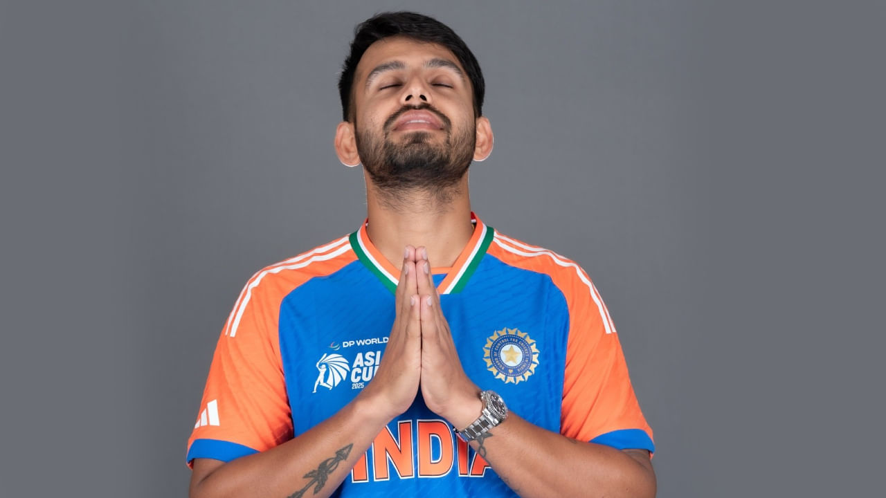 ಸಂಜು ಸ್ಯಾಮ್ಸನ್ ಬದಲಿಗೆ ಆಸ್ಟ್ರೇಲಿಯಾ ವಿರುದ್ಧದ ಮೂರನೇ ಟಿ20 ಪಂದ್ಯದಲ್ಲಿ ಜಿತೇಶ್ ಶರ್ಮಾ ವಿಕೆಟ್ ಕೀಪರ್ ಬ್ಯಾಟರ್​ ಆಗಿ ಕಣಕ್ಕಿಳಿದಿದ್ದಾರೆ. ಆರ್​ಸಿಬಿ ಪರ ಭರ್ಜರಿ ಪ್ರದರ್ಶನ ನೀಡಿದ್ದ ಜಿತೇಶ್ ಶರ್ಮಾಗೆ ಇದು ಚೊಚ್ಚಲ ಆಸ್ಟ್ರೇಲಿಯಾ ಸರಣಿ. ಇದೀಗ ಚೊಚ್ಚಲ ಸರಣಿಯಲ್ಲೇ ಆಡುವ ಬಳಗದಲ್ಲಿ ಅವಕಾಶ ಪಡೆಯುವಲ್ಲಿ ಯುವ ವಿಕೆಟ್ ಕೀಪರ್ ಯಶಸ್ವಿಯಾಗಿದ್ದಾರೆ.