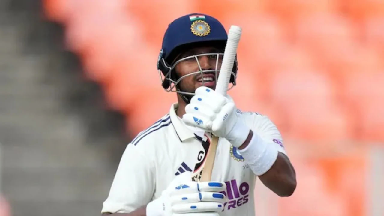 ಆದರೀಗ ಬಿಸಿಸಿಐ ಮೂಲವೊಂದನ್ನು ಉಲ್ಲೇಖಿಸಿ ಪಿಟಿಐ ವರದಿ ಮಾಡಿದ್ದು, ದಕ್ಷಿಣ ಆಫ್ರಿಕಾ ವಿರುದ್ಧದ ಮೊದಲ ಟೆಸ್ಟ್ ಪಂದ್ಯದಲ್ಲಿ ಧ್ರುವ್ ಜುರೆಲ್ ಕೇವಲ ಬ್ಯಾಟ್ಸ್‌ಮನ್ ಆಗಿ ಆಡುವ ಸಾಧ್ಯತೆಯಿದೆ. ಅಂದರೆ ವಿಕೆಟ್ ಕೀಪರ್ ಪಾತ್ರವನ್ನು ರಿಷಭ್ ಪಂತ್ ನಿರ್ವಹಿಸಲಿದ್ದು ಜುರೆಲ್ ಬ್ಯಾಟ್ಸ್​ಮನ್ ಆಗಿ ಆಡಲಿದ್ದಾರೆ. ಜುರೆಲ್​ಗೆ ಸ್ಥಾನ ನೀಡುವ ಸಲುವಾಗಿ ಸಾಯಿ ಸುದರ್ಶನ್ ಬದಲಿಗೆ ಅವರನ್ನು ಮೂರನೇ ಸ್ಥಾನದಲ್ಲಿ ಕಳುಹಿಸಬಹುದು ಅಥವಾ ಆಲ್‌ರೌಂಡರ್ ನಿತೀಶ್ ಕುಮಾರ್ ರೆಡ್ಡಿ ಬದಲಿಗೆ ಕೆಳ ಕ್ರಮಾಂಕದಲ್ಲಿ ಆಡಿಸಬಹುದು. 