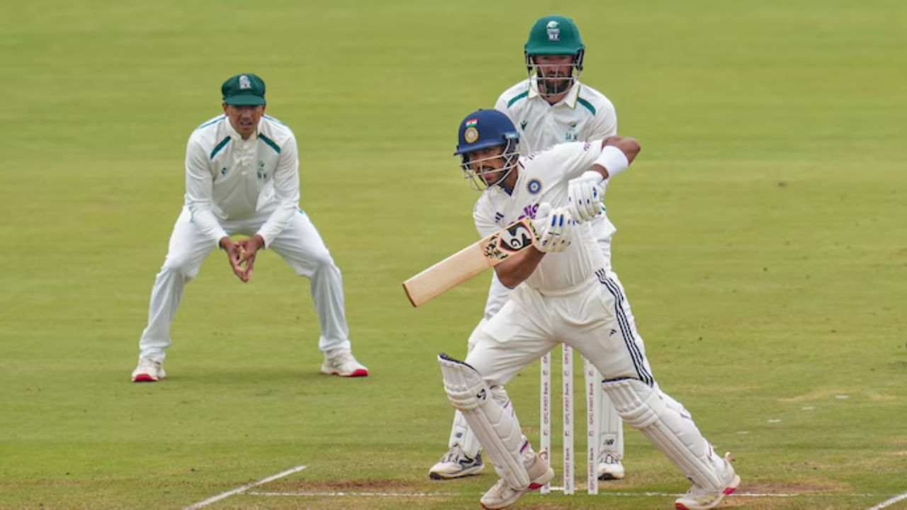 ದೇಶೀಯ ಋತುವಿನ ಆರಂಭದಿಂದಲೂ, ಜುರೆಲ್ 140, 1, 56, 125, 44, 6, 132, 127 ರನ್ ಕಲೆಹಾಕಿದ್ದಾರೆ. ಈ ಅವಧಿಯಲ್ಲಿ, ಅವರು ತಮ್ಮ ಕೊನೆಯ ಎಂಟು ಪ್ರಥಮ ದರ್ಜೆ ಪಂದ್ಯಗಳಲ್ಲಿ ಮೂರು ಶತಕಗಳು ಮತ್ತು ಒಂದು ಅರ್ಧಶತಕವನ್ನು ಬಾರಿಸಿದ್ದಾರೆ. ಕೋಲ್ಕತ್ತಾ ಟೆಸ್ಟ್‌ನಲ್ಲಿ ಜುರೆಲ್‌ಗೆ ಅವಕಾಶ ಸಿಕ್ಕರೆ, ಬ್ಯಾಟ್ಸ್‌ಮನ್ ಸಾಯಿ ಸುದರ್ಶನ್ ಅಥವಾ ವೇಗದ ಬೌಲಿಂಗ್ ಆಲ್‌ರೌಂಡರ್ ನಿತೀಶ್ ಕುಮಾರ್ ರೆಡ್ಡಿ ಅವರನ್ನು ತಂಡದಿಂದ ಕೈಬಿಡಬಹುದು.
