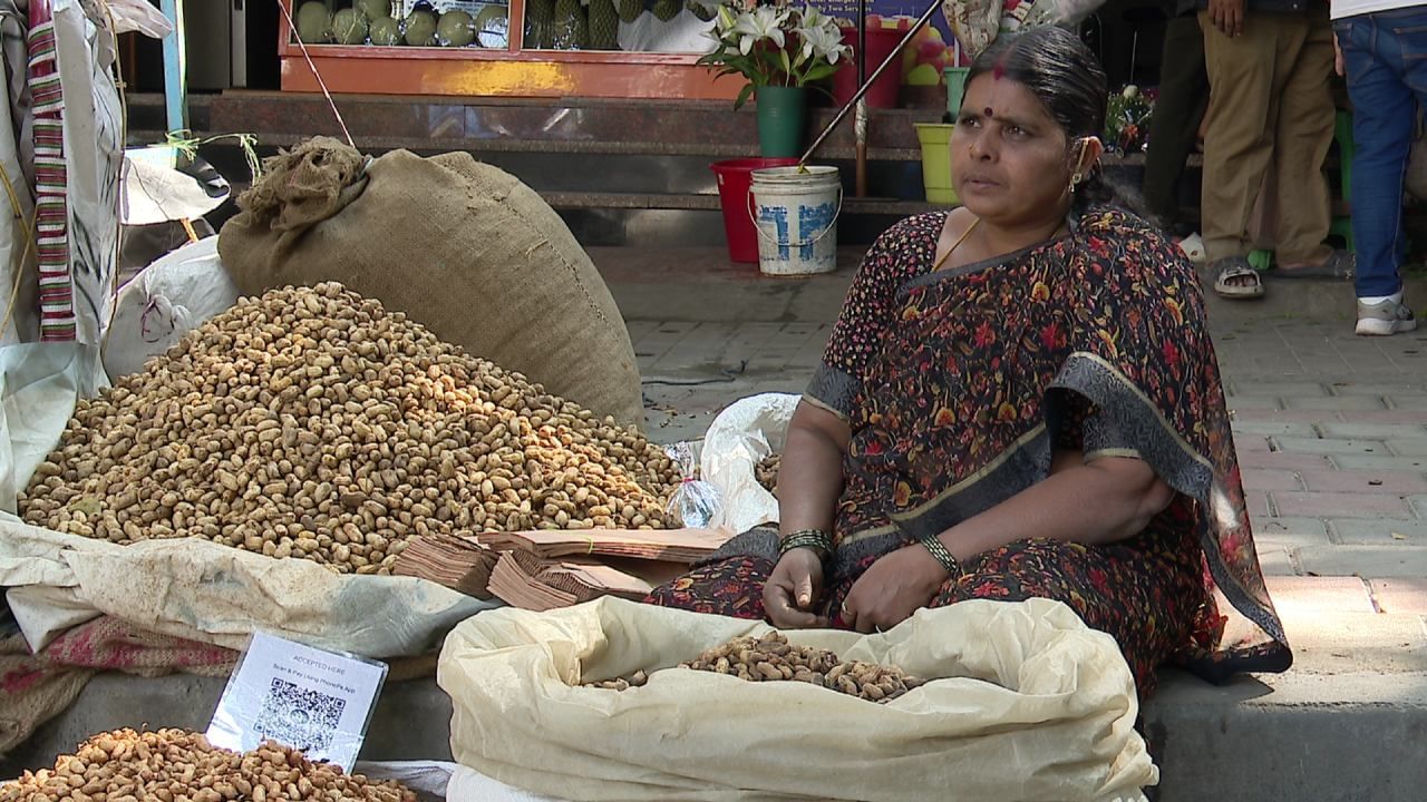 ಬಸವನಗುಡಿಯ ಐತಿಹಾಸಿಕ ಕಡಲೆಕಾಯಿ ಪರಿಷೆ ಕಾರ್ತಿಕ ಮಾಸದ ಕೊನೆ ಸೋಮವಾರವಾದ ಇಂದು ಆರಂಭವಾಗಲಿದೆ. ಇಂದು ಬೆಳಗ್ಗೆ ಬಸವನಗುಡಿಯ  ಡೊಡ್ಡ ಬಸವಣ್ಣನ ದೇಗುಲದಲ್ಲಿ ಕಡಲೆಕಾಯಿ ಅಭಿಷೇಕ ಮಾಡುವ ಮೂಲಕ  ಕಡಲೆಕಾಯಿ ಪರಿಷೆಗೆ ಚಾಲನೆ ಸಿಗಲಿದೆ. ದೊಡ್ಡ ಗಣಪತಿ ಗುಡಿ, ದೊಡ್ಡ ಬಸವಣ್ಣನ ದೇಗುಲಕ್ಕೆ ನಿನ್ನೆಯಿಂದಲೇ ಭಕ್ತರು ಭೇಟಿ ನೀಡುತ್ತಿದ್ದು, ಕಡಲೆಕಾಯಿಪರಿಷೆ ಕಣ್ತುಂಬಿಕೊಳ್ಳಲು ಕಾತುರರಾಗಿದ್ದಾರೆ. 
