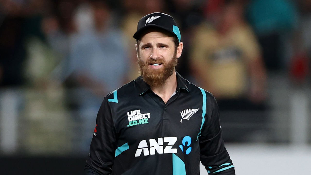 ಕೇನ್ ವಿಲಿಯಮ್ಸನ್ ಕೊನೆಯ ಬಾರಿಗೆ ನ್ಯೂಝಿಲೆಂಡ್ ಪರ ಟಿ20 ಪಂದ್ಯವಾಡಿದ್ದು 2024ರ ಟಿ20 ವಿಶ್ವಕಪ್ನಲ್ಲಿ. ಆ ಬಳಿಕ ಗಾಯಗೊಂಡಿದ್ದ ಅವರು ಯಾವುದೇ ಸರಣಿಯಲ್ಲಿ ಕಾಣಿಸಿಕೊಂಡಿರಲಿಲ್ಲ. ಇದೀಗ ಸಂಪೂರ್ಣ ಫಿಟ್ನೆಸ್ನೊಂದಿಗೆ ತಂಡಕ್ಕೆ ಮರಳಿರುವ ಅವರು ದಿಢೀರ್ ನಿವೃತ್ತಿ ಘೋಷಿಸಿ ಅಚ್ಚರಿ ಮೂಡಿಸಿದ್ದಾರೆ.
