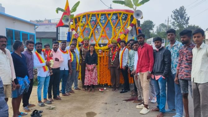ಕೋಲಾರ: ಕನ್ನಡ ರಾಜ್ಯೋತ್ಸವ ಹಿನ್ನೆಲೆ ಸರ್ಕಾರಿ ಬಸ್​ಗೆ ಅದ್ದೂರಿ ಅಲಂಕಾರ