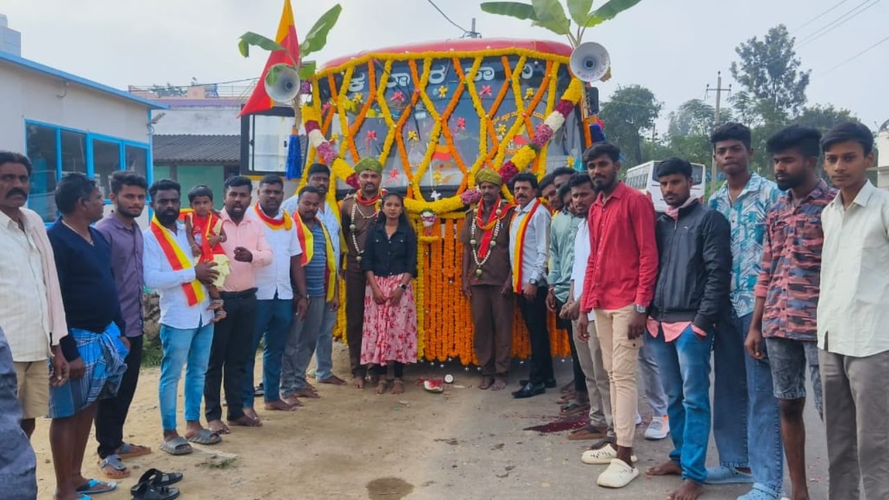 ಕೋಲಾರ: ಕನ್ನಡ ರಾಜ್ಯೋತ್ಸವ ಹಿನ್ನೆಲೆ ಸರ್ಕಾರಿ ಬಸ್​ಗೆ ಅದ್ದೂರಿ ಅಲಂಕಾರ