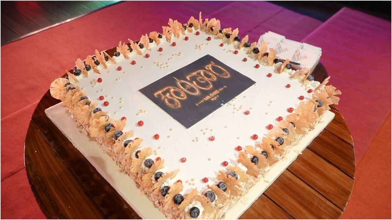 ‘ಕಾಂತಾರ’ ಎಂದು ಬರೆದಿರುವ ಕೇಕ್​ನ ತಂಡದವರು ಕತ್ತರಿಸಿದ್ದಾರೆ. ‘ಈ ಗೆಲುವು ಕೇವಲ ನಮ್ಮದಲ್ಲ, ಎಲ್ಲರದ್ದು. ನಿಮ್ಮ ಪ್ರೀತಿಗೆ ಎಂದೆಂದಿಗೂ ಋಣಿ’ ಎಂದು ಹೊಂಬಾಳೆ ಫಿಲ್ಮ್ಸ್ ಈ ಪೋಸ್ಟ್​ಗೆ ಕ್ಯಾಪ್ಶನ್ ನೀಡಿದೆ. ಈ ಮೂಲಕ ಗೆಲುವನ್ನು ಜನರಿಗೆ ಅರ್ಪಿಸಿದೆ.