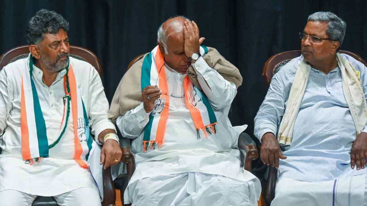 ಹೇಳುವುದಕ್ಕೆ ನನ್ನ ಹತ್ತಿರ ಏನೂ ಇಲ್ಲ: ಸಿಎಂ ಕುರ್ಚಿ ಕಿತ್ತಾಟಕ್ಕೆ ಅಸಹಾಯಕತೆ ಹೊರಹಾಕಿದ ಖರ್ಗೆ ಹೇಳುವುದಕ್ಕೆ ನನ್ನ ಹತ್ತಿರ ಏನೂ ಇಲ್ಲ: ಸಿಎಂ ಕುರ್ಚಿ ಕಿತ್ತಾಟಕ್ಕೆ ಅಸಹಾಯಕತೆ ಹೊರಹಾಕಿದ ಖರ್ಗೆ