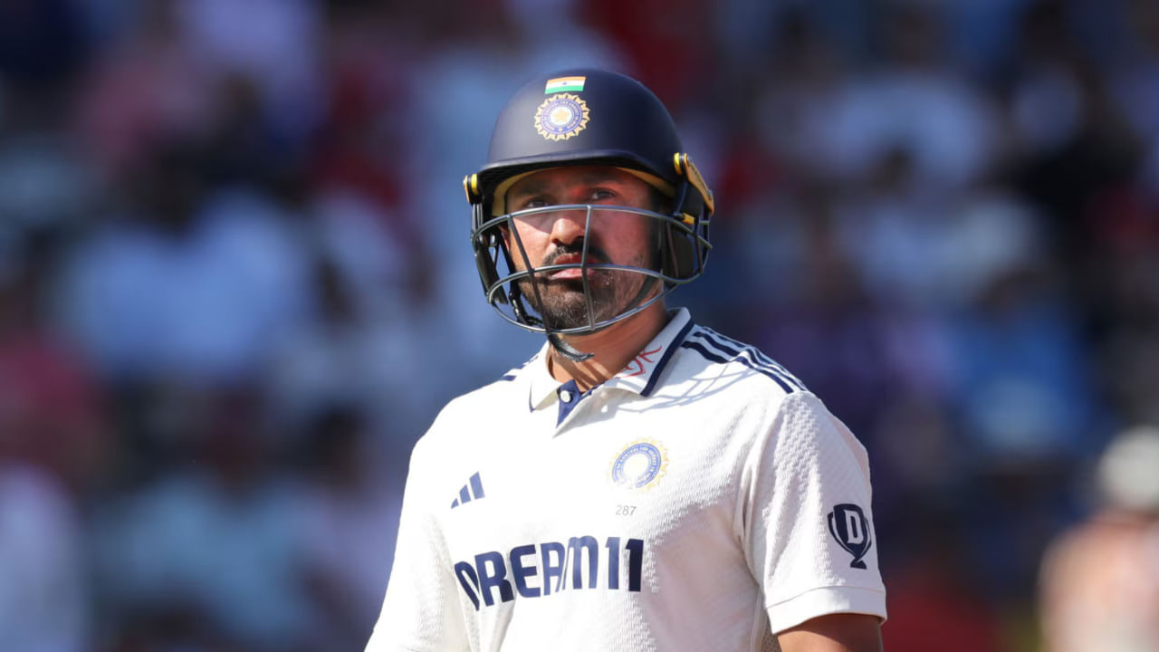 ಹೀಗಾಗಿ ಈ ಸರಣಿಯ ಬಳಿಕ ಅವರನ್ನು ತಂಡದಿಂದ ಹೊರಹಾಕಲಾಯಿತು. ಇದರ ಪರಿಣಾಮವಾಗಿ ಕರುಣ್ ಅವರನ್ನು ವೆಸ್ಟ್ ಇಂಡೀಸ್ ವಿರುದ್ಧದ ತವರು ಸರಣಿಯಿಂದಲೂ ಹೊರಗಿಡಲಾಯಿತು. ಇದೀಗ ರಣಜಿಯಲ್ಲಿ ಅಬ್ಬರಿಸುತ್ತಿರುವ ನಾಯರ್ ಈಗ ಮತ್ತೆ ಭಾರತ ಟೆಸ್ಟ್ ತಂಡಕ್ಕೆ ಮರಳಲು ಪ್ರಯತ್ನಿಸುತ್ತಿದ್ದಾರೆ. ದಕ್ಷಿಣ ಆಫ್ರಿಕಾ ಟೆಸ್ಟ್ ಸರಣಿಗೆ ಅವರಿಗೆ ಅವಕಾಶ ಸಿಗುತ್ತದೆಯೇ ಎಂಬುದನ್ನು ಕಾದುನೋಡಬೇಕಿದೆ.