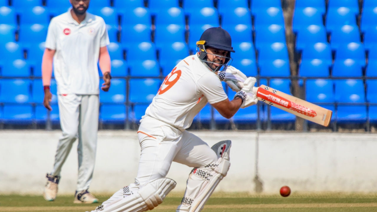 ವಾಸ್ತವವಾಗಿ ಕಳೆದ ರಣಜಿ ಸೀಸನ್​ನಲ್ಲಿ ಅತ್ಯದ್ಭುತ ಪ್ರದರ್ಶನ ನೀಡಿದ್ದ ಕರುಣ್​ಗೆ 8 ವರ್ಷಗಳ ನಂತರ ಟೀಂ ಇಂಡಿಯಾದಲ್ಲಿ ಆಡುವ ಅವಕಾಶ ಸಿಕ್ಕಿತ್ತು. ಆದಾಗ್ಯೂ, ಆ ಪ್ರವಾಸದ ಸಮಯದಲ್ಲಿ ಕರುಣ್ ರನ್ ಗಳಿಸಲು ಹೆಣಗಾಡಿದರು. ಆಡಿದ ನಾಲ್ಕು ಟೆಸ್ಟ್ ಪಂದ್ಯಗಳ ಎಂಟು ಇನ್ನಿಂಗ್ಸ್‌ಗಳಲ್ಲಿ ಕೇವಲ 205 ರನ್ ಬಾರಿಸಿದ್ದರು. ಇದರಲ್ಲಿ ಕೇವಲ ಒಂದು ಅರ್ಧಶತಕ ಸೇರಿತ್ತು. 