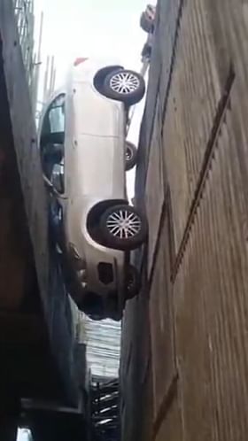 ಸೇತುವೆಯ ಗೋಡೆ ಮಧ್ಯೆ ಸಿಲುಕಿ ನೇತಾಡಿದ ಕಾರು!