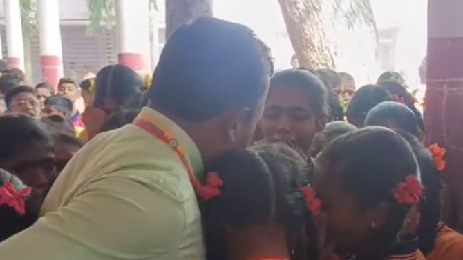 ಶಿಕ್ಷಕನಿಗೆ ವಿದ್ಯಾರ್ಥಿಗಳ ಕಣ್ಣೀರಿನ ಬೀಳ್ಕೊಡುಗೆ