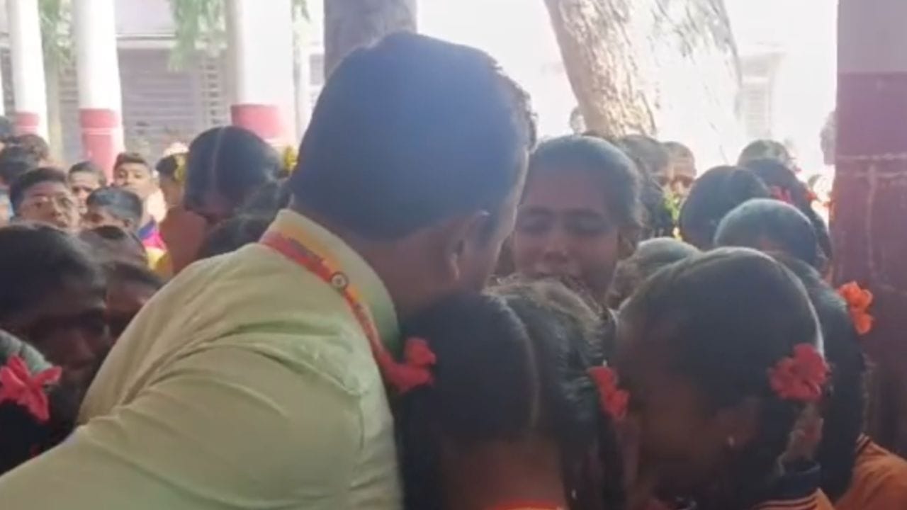 ನಮ್ಮನ್ನು ಬಿಟ್ಟು ಹೋಗ್ಬೇಡಿ ಸರ್​: ಶಿಕ್ಷಕನಿಗೆ ವಿದ್ಯಾರ್ಥಿಗಳ ಕಣ್ಣೀರಿನ ಬೀಳ್ಕೊಡುಗೆ