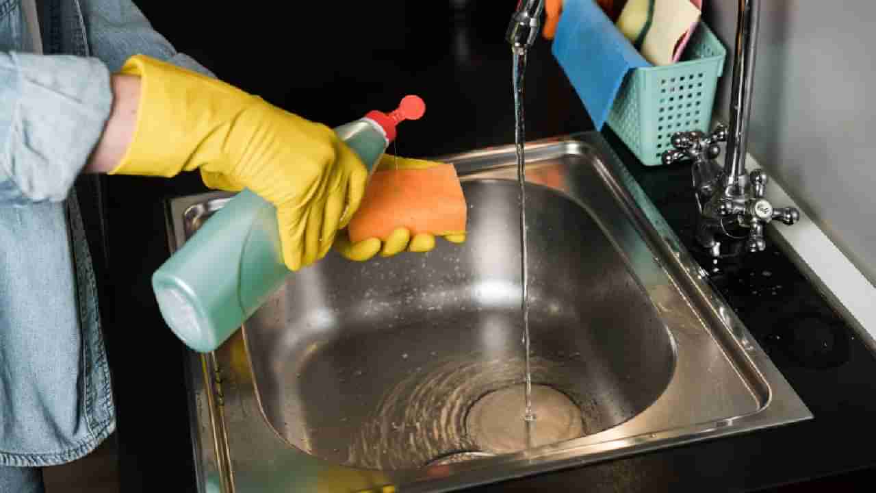 ಅಡುಗೆ ಮನೆಯ ಸಿಂಕ್‌ ಡ್ರೈನ್‌ನಿಂದ ಬರುವ ಕೆಟ್ಟ ವಾಸನೆಯನ್ನು ತೊಡೆದು ಹಾಕಲು ಈ ಸಿಂಪಲ್‌ ಟಿಪ್ಸ್‌ ಪಾಲಿಸಿ