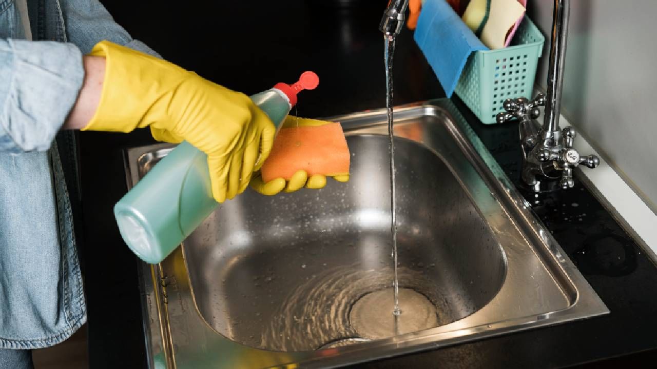 ಅಡುಗೆ ಮನೆಯ ಸಿಂಕ್‌ ಡ್ರೈನ್‌ನಿಂದ ಬರುವ ಕೆಟ್ಟ ವಾಸನೆಯನ್ನು ತೊಡೆದು ಹಾಕಲು ಈ ಸಿಂಪಲ್‌ ಟಿಪ್ಸ್‌ ಪಾಲಿಸಿ