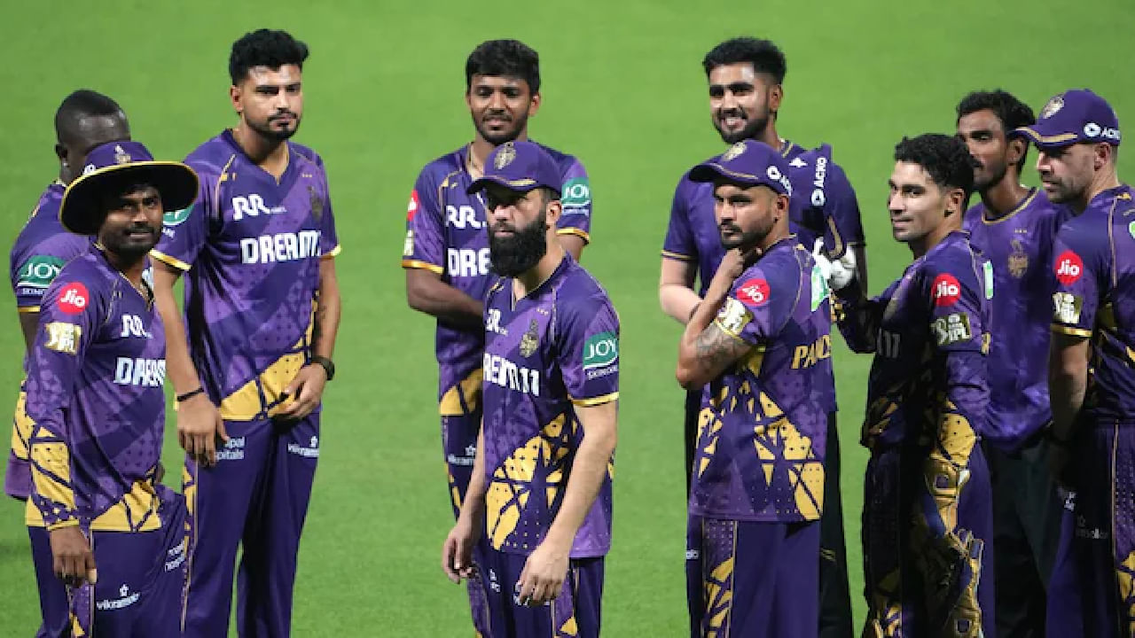 ಅಂದರೆ ಕಳೆದ ಸೀಸನ್​ನ ಹರಾಜು ಮೊತ್ತದ ಮೂರನೇ ಒಂದು ಭಾಗದೊಂದಿಗೆ ಈ ಬಾರಿ ಕೆಕೆಆರ್ ಮಿನಿ ಹರಾಜನ್ನು ಎದುರಿಸಲಿದೆ. ಐಪಿಎಲ್ 2025 ರ ಮೆಗಾ ಹರಾಜಿಗಾಗಿ ಪ್ರತಿ ಫ್ರಾಂಚೈಸಿಗೆ 120 ಕೋಟಿ ರೂ. ನಿಗದಿ ಮಾಡಲಾಗಿತ್ತು. ಇದೀಗ ಅದರಲ್ಲಿ 80 ಕೋಟಿ ರೂ. ಮೊತ್ತದ ಆಟಗಾರರನ್ನು ಉಳಿಸಿಕೊಳ್ಳಲು ಕೆಕೆಆರ್ ಮುಂದಾಗಿದೆ.